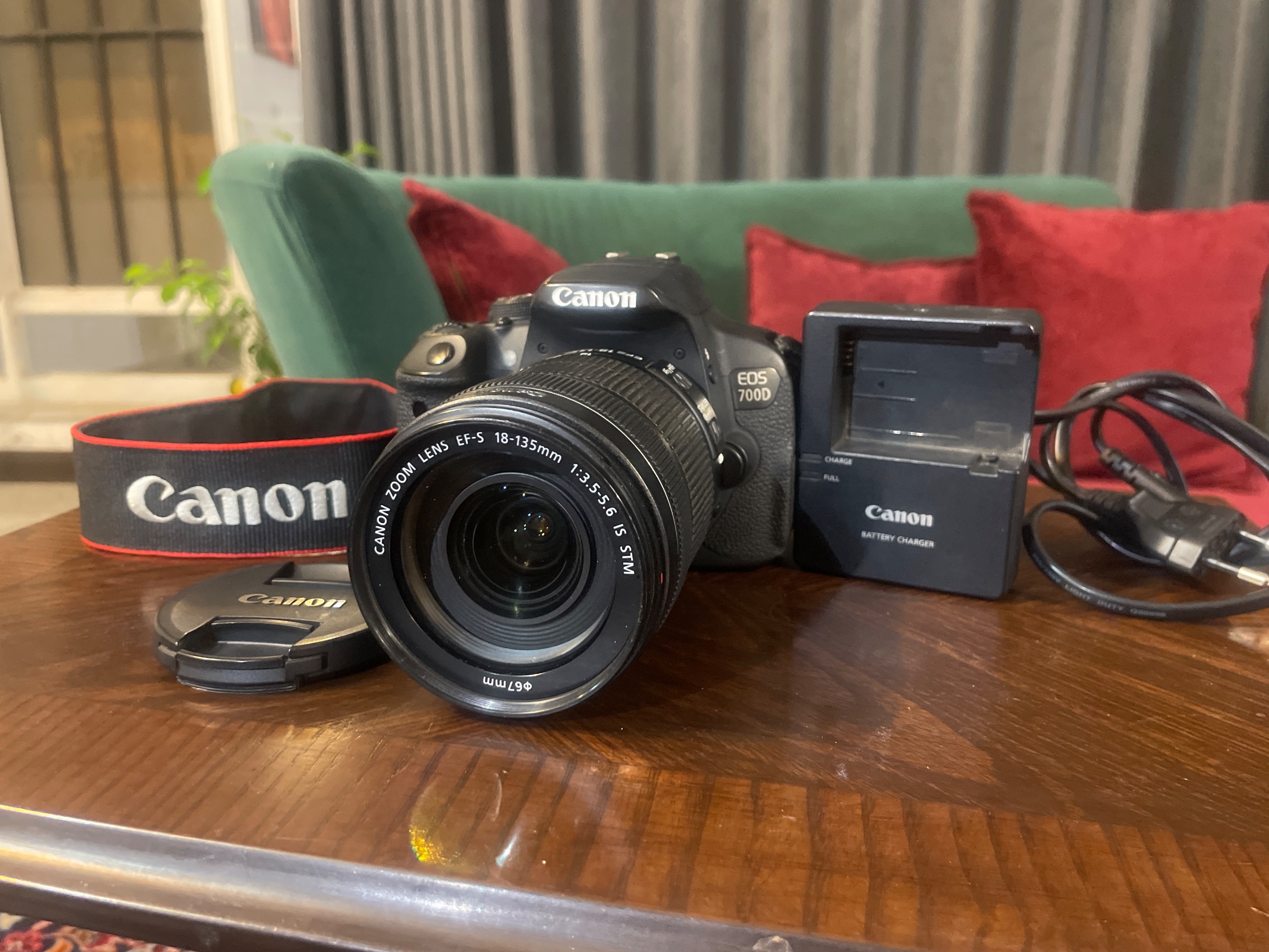 دوربین عکاسی کنون d700با لنزisstm,18-135mm