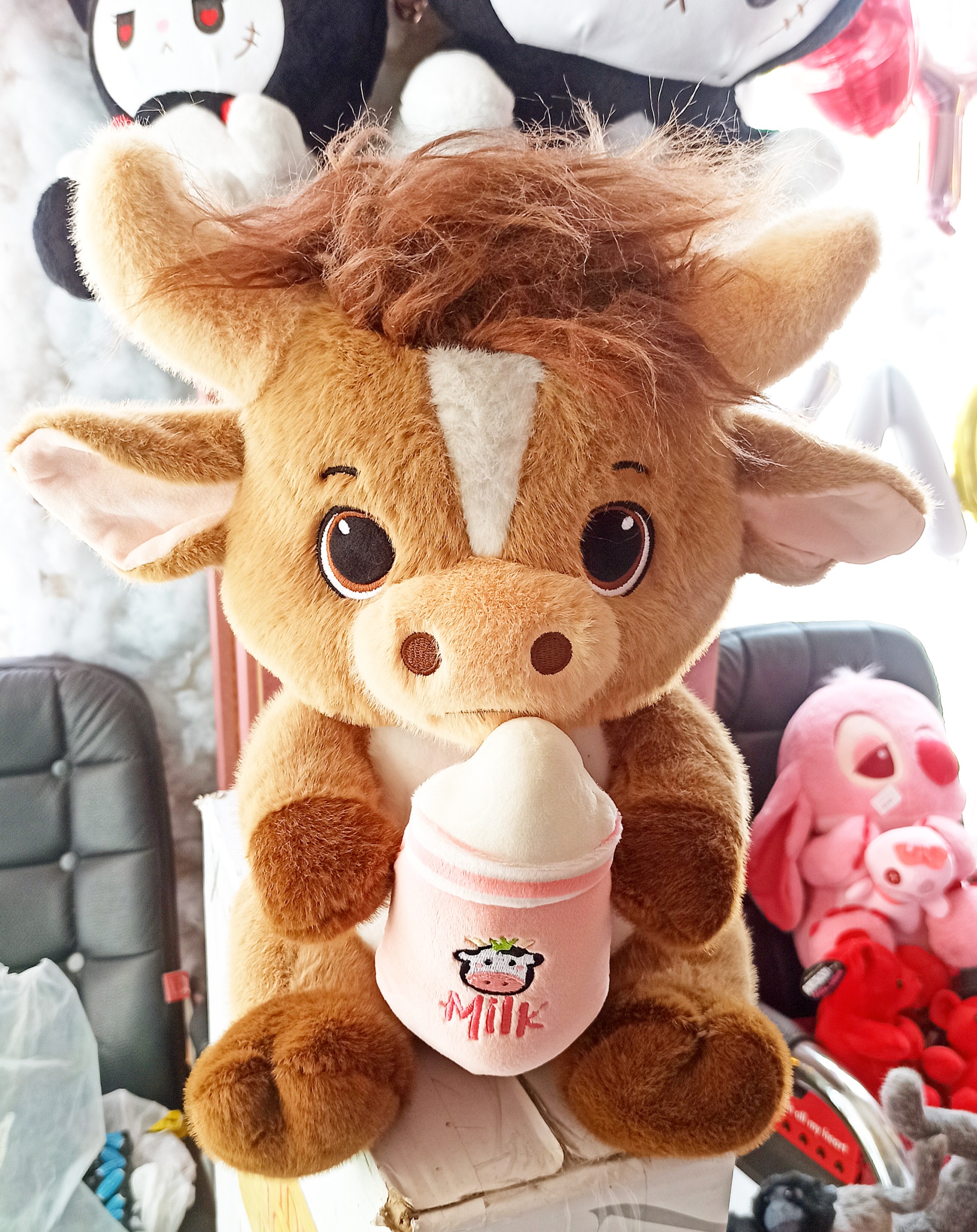 عروسک گاو شیشه به دست