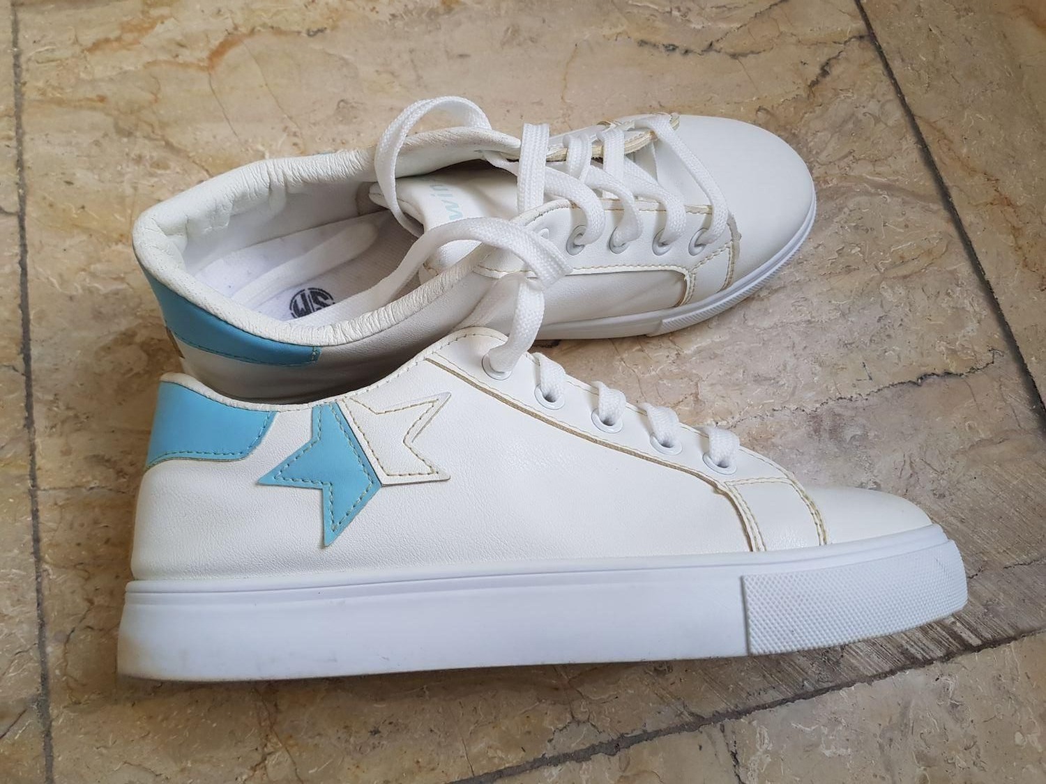 کفش کتانی سفید