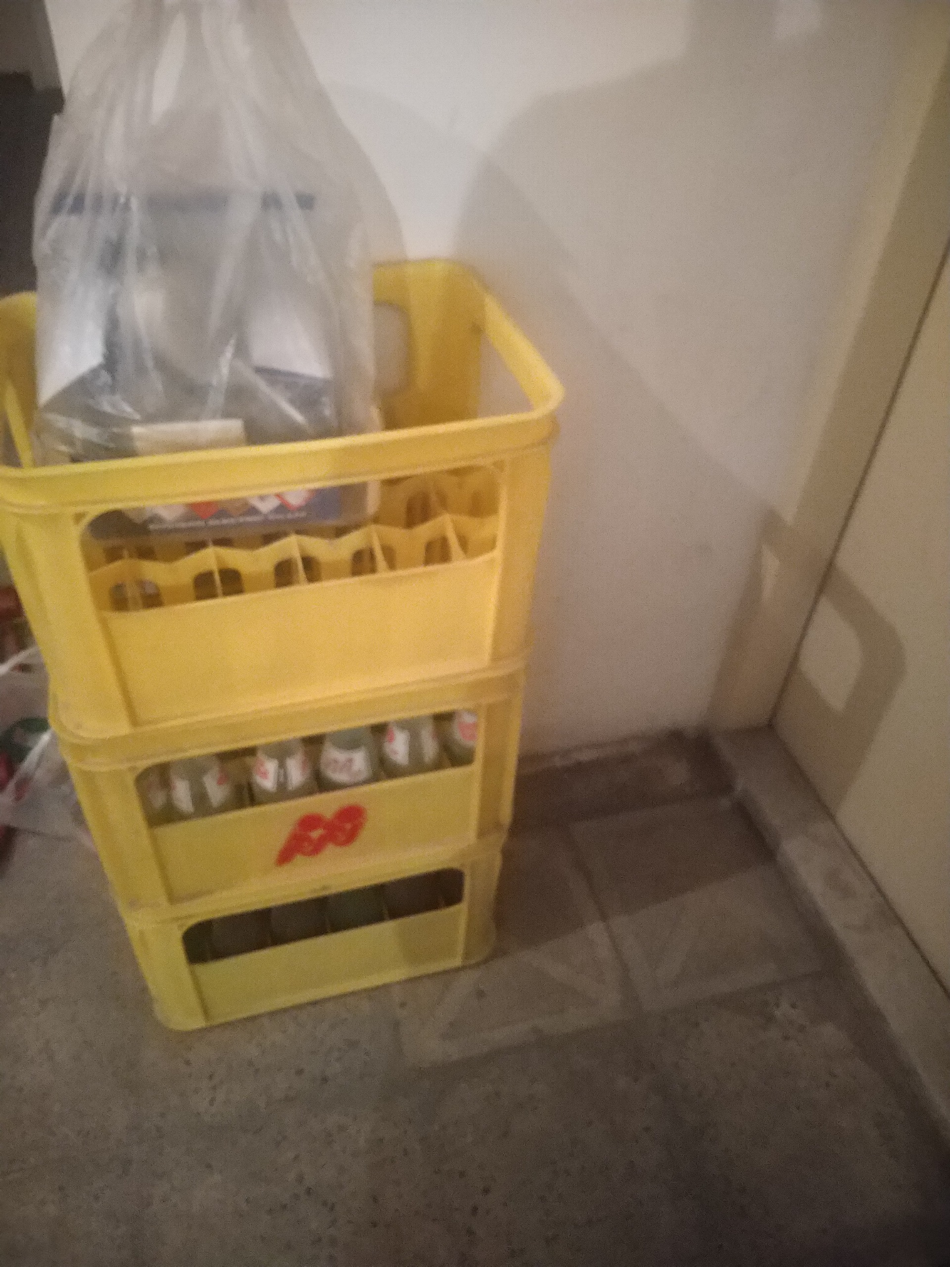 جعبه و شیشه نوشابه