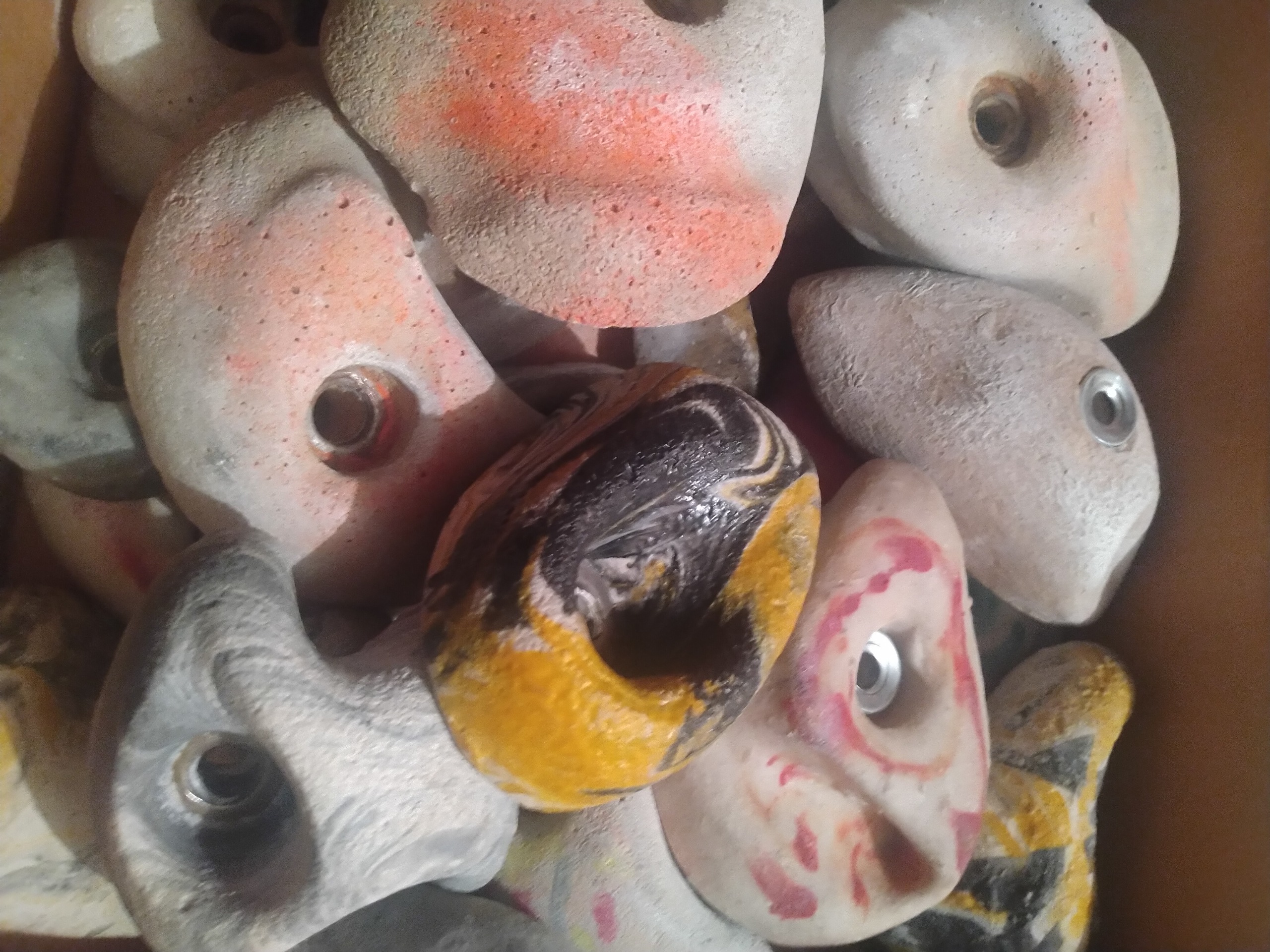 100 گیره سنگنوردی بهمراه پیچ و مهره