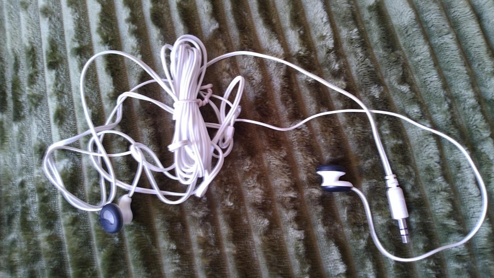 هدفون قدیمی با سیم بلند