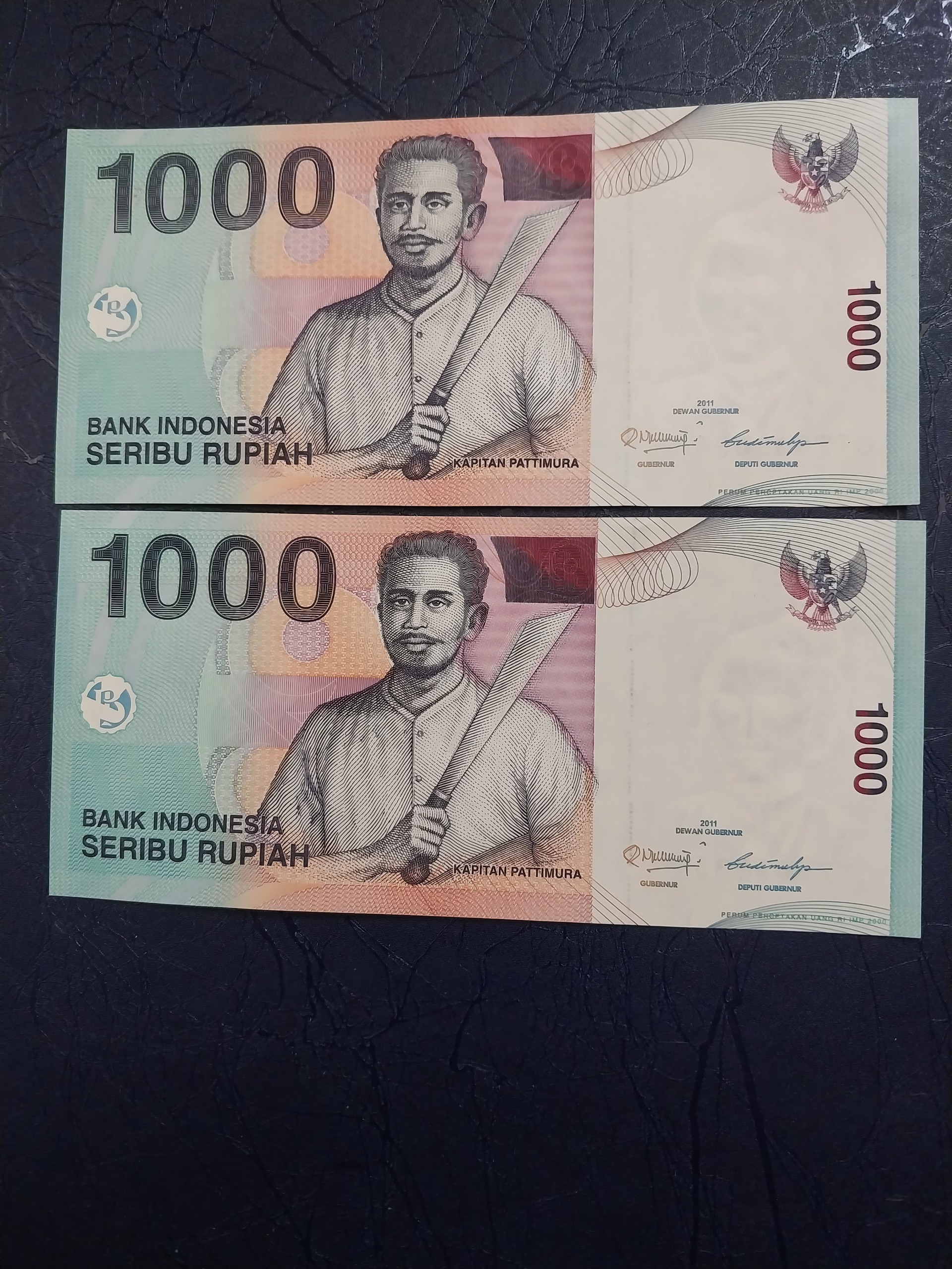 یک جفت اسکناس 1000 اندونزی