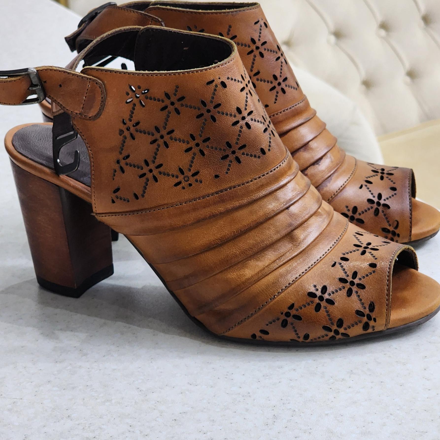 کفش چرم زنانه