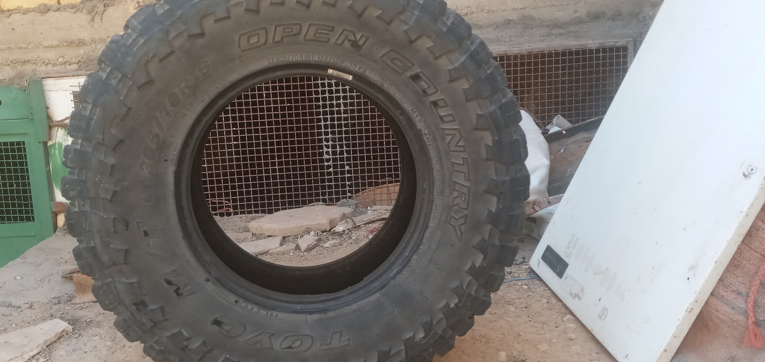 یک جفت لاستیک لندکروز