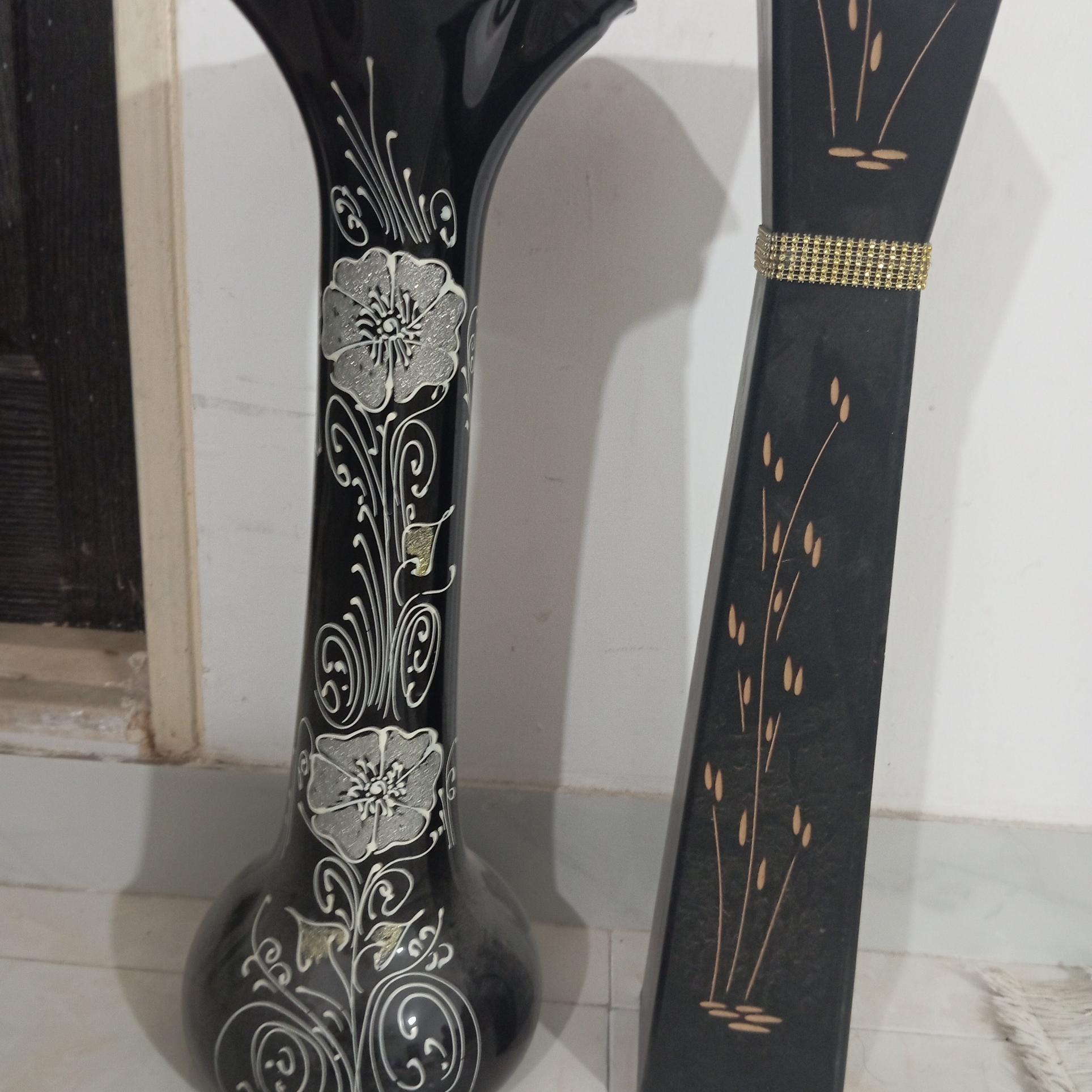گلدان شیشه ای مشکی گلدار
