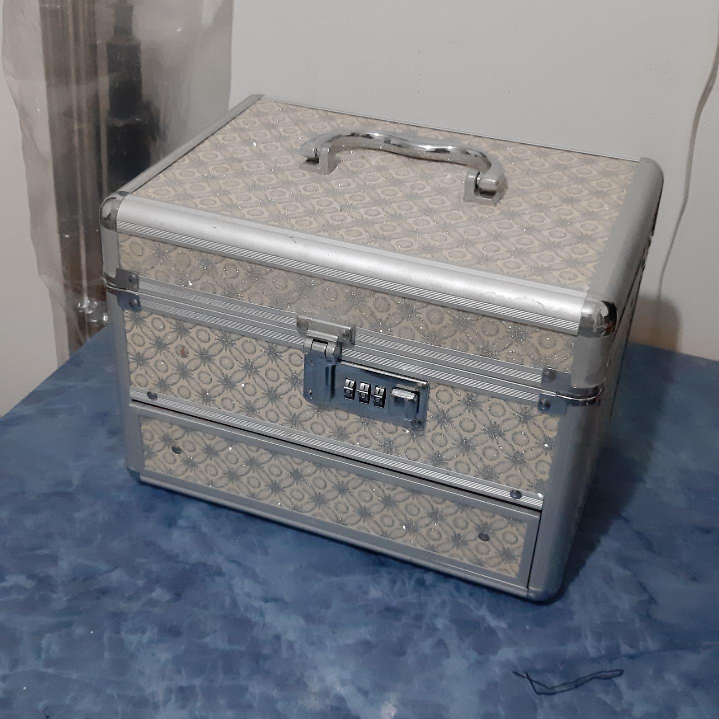 جعبه آرایش نقره ای