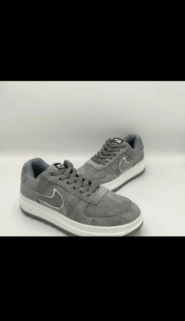 کفش کتانی و اسپرت