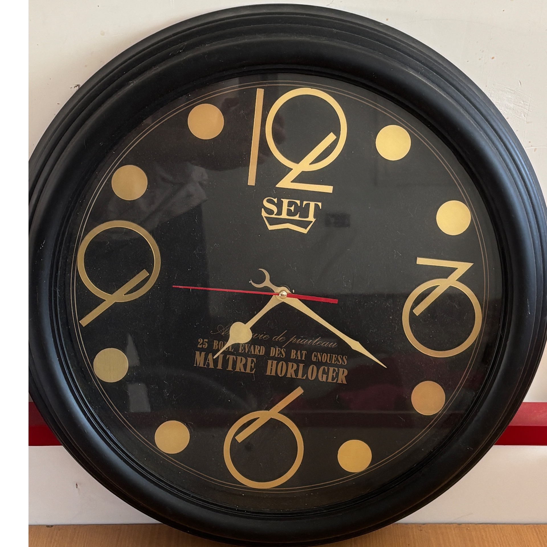 ساعت دیواری قهوه ای