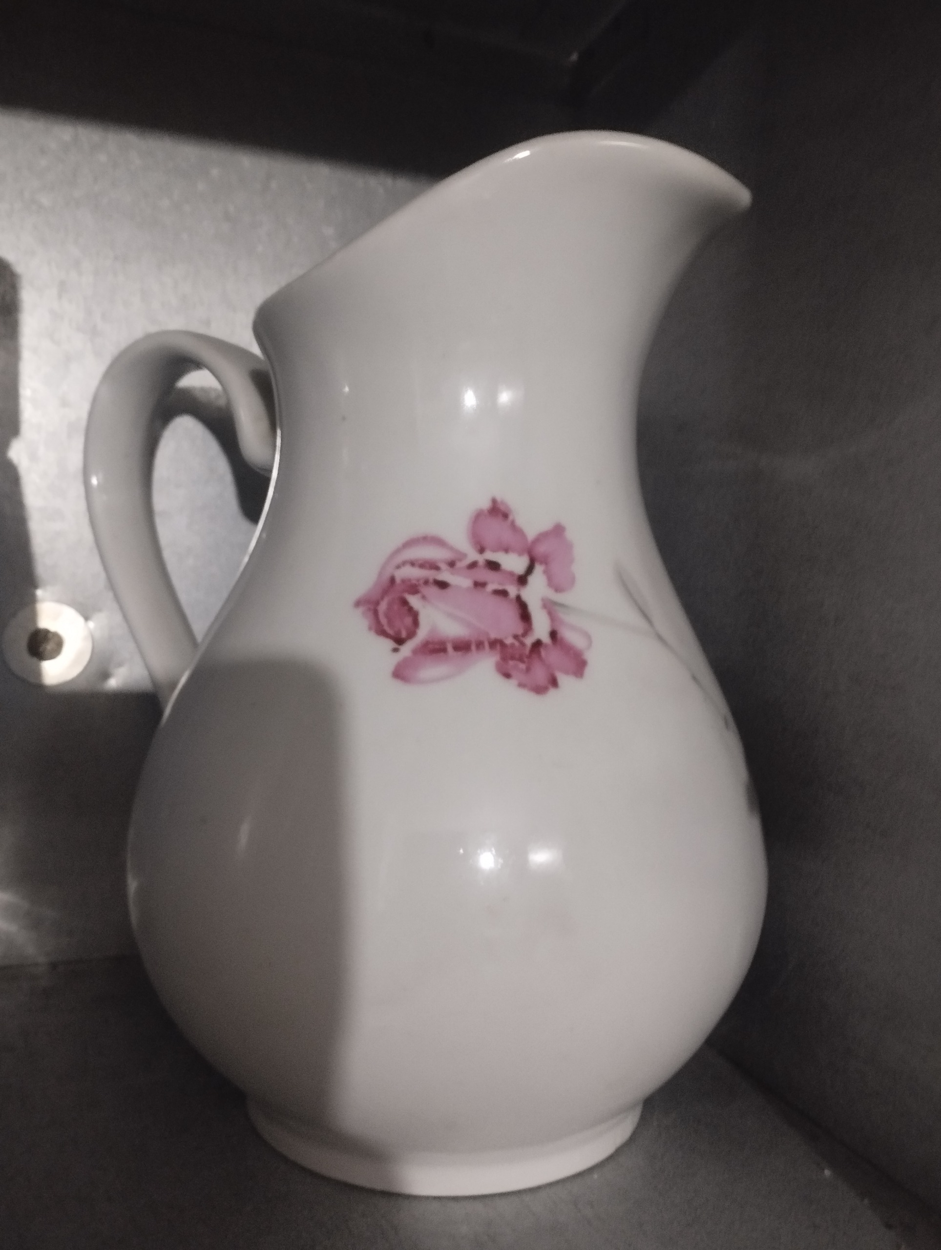 پارچ با طرح گل سرخ 47ساله