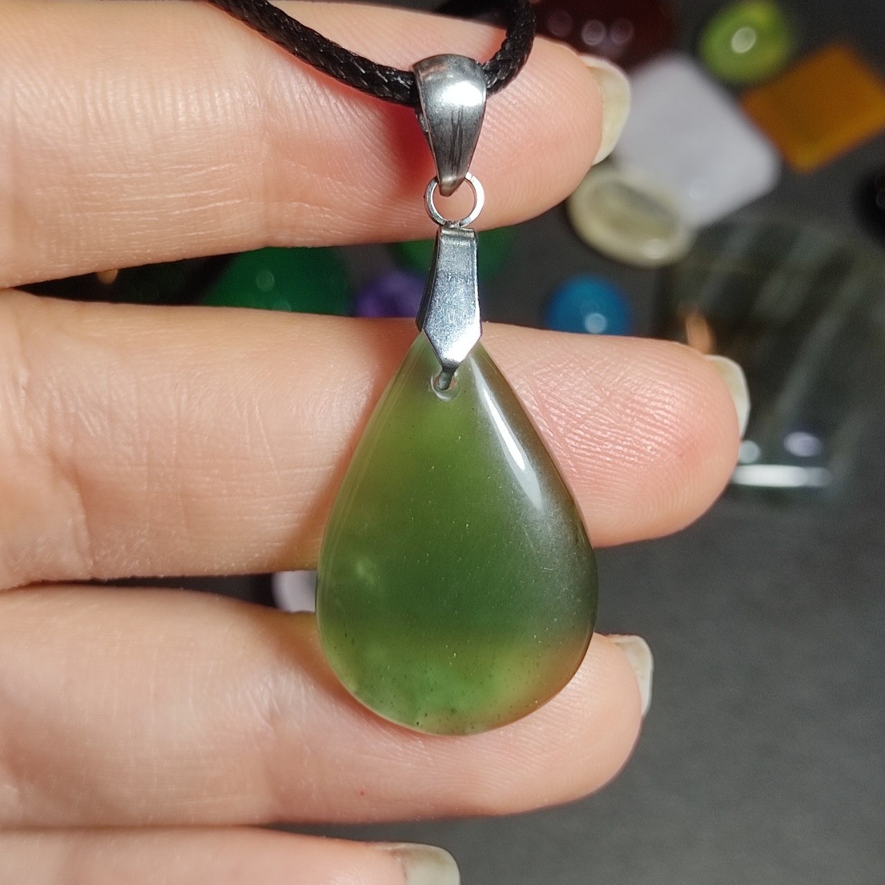 گردنبند سنگ یشم خوش رنگ معدنی کد 10074