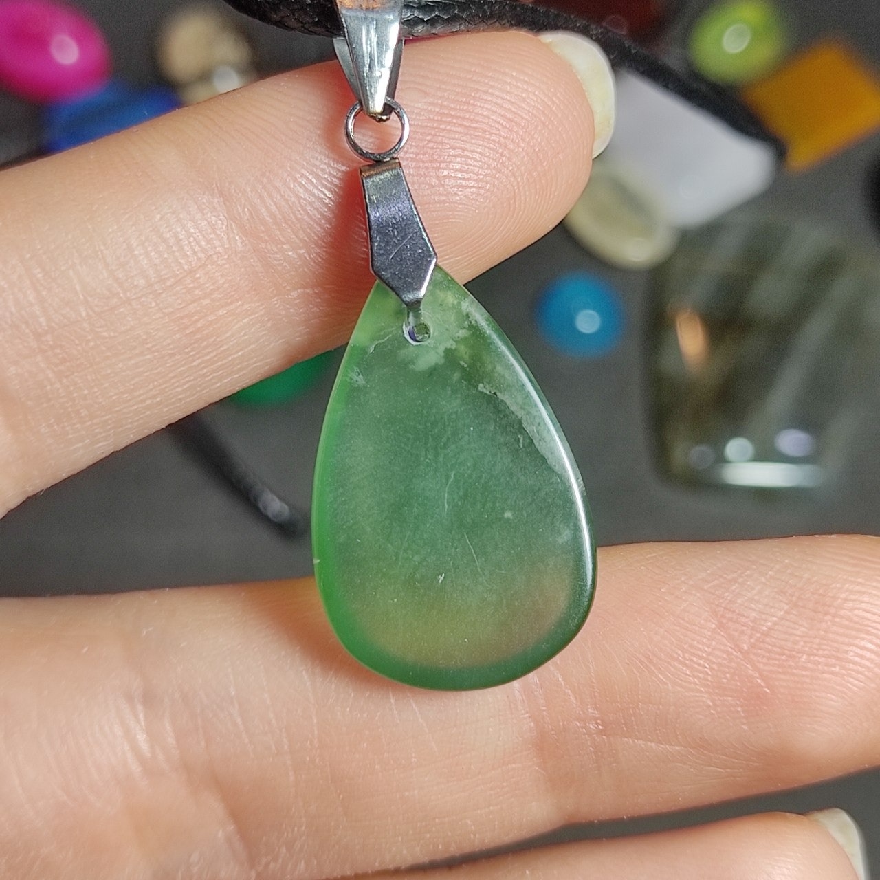 گردنبند سنگ یشم خوش رنگ معدنی کد 10076