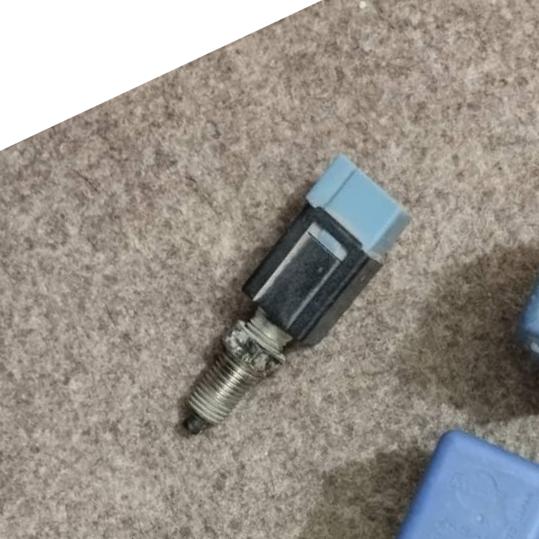 کلید استپ ترمز نیسان پیکاپ و رونیز اصلی