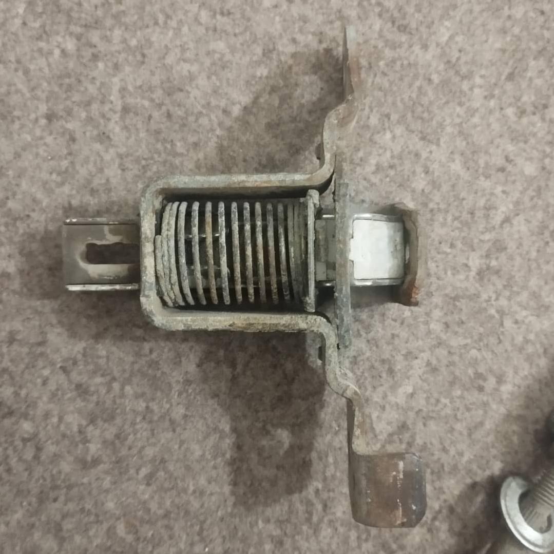 زبانه قفل در بار پیکاپ