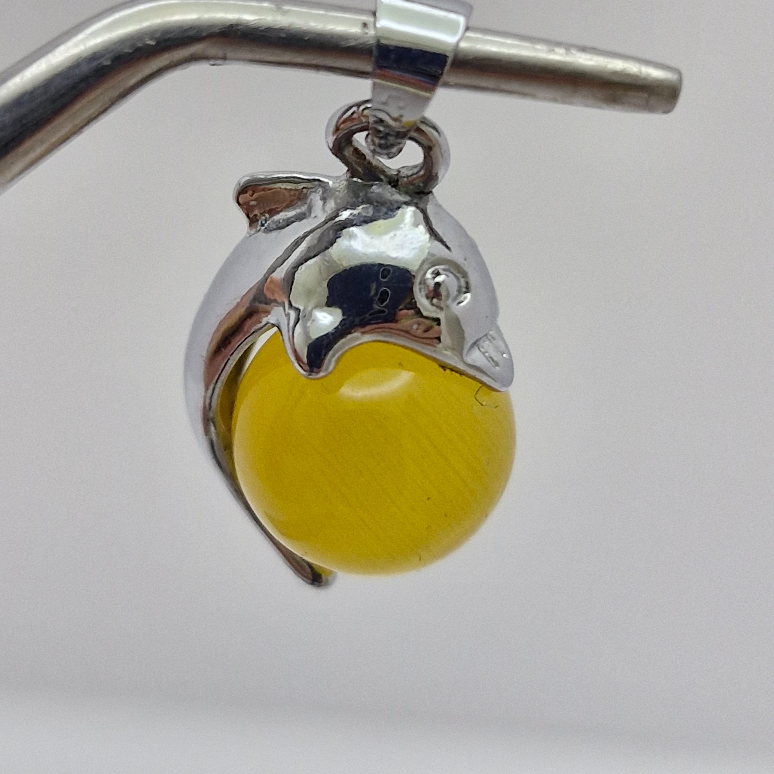 آویز دلفین زرد