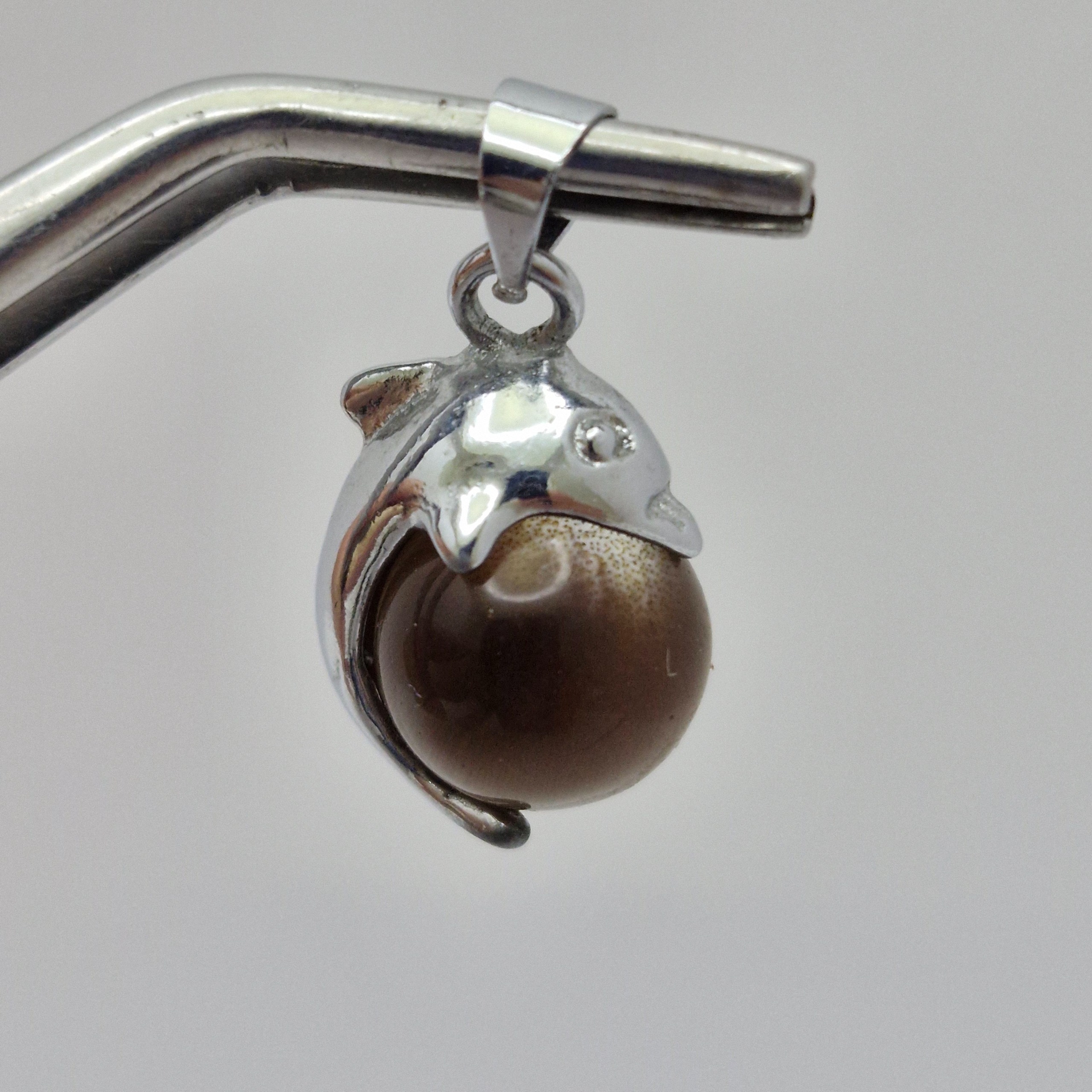 آویز دلفین قهوه ای