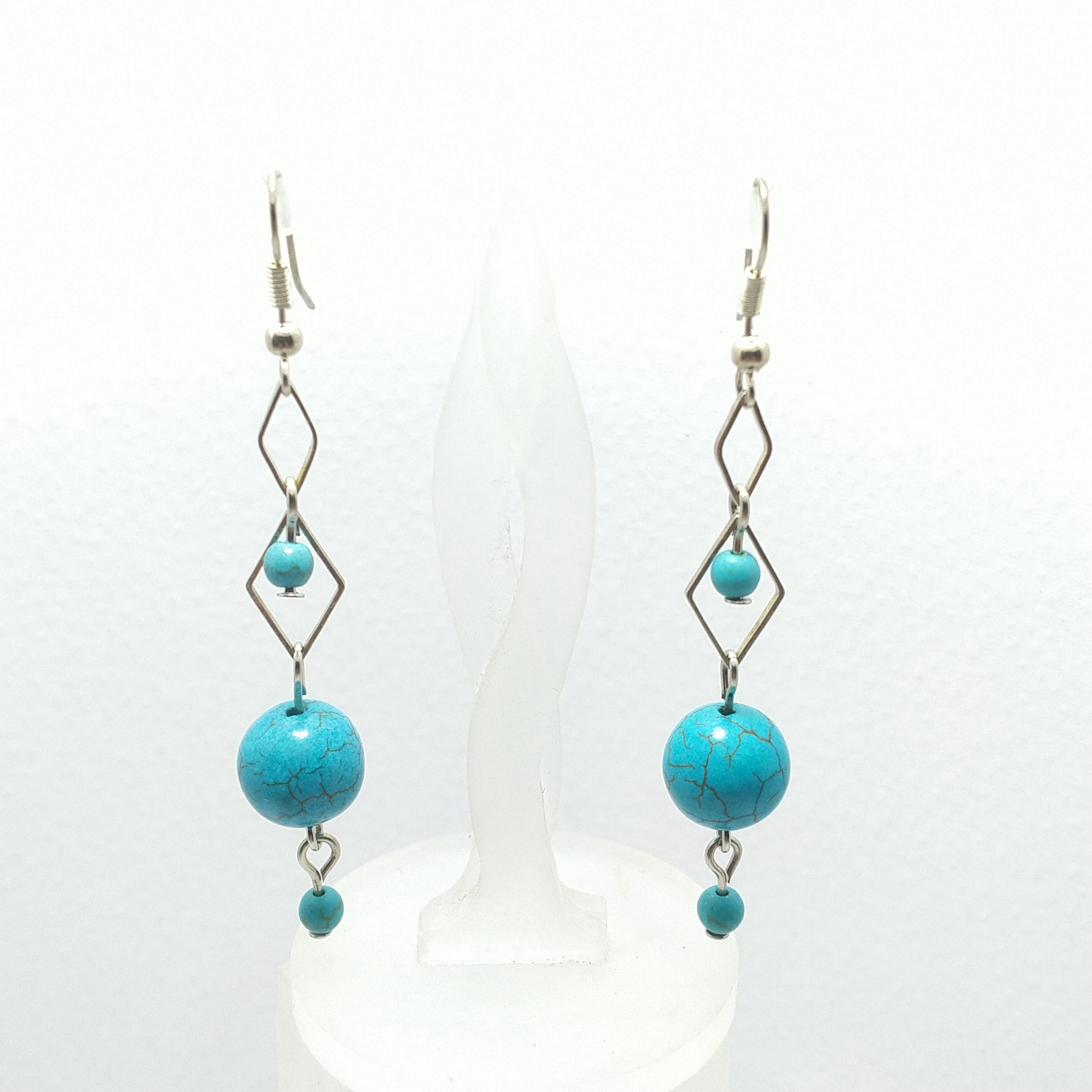 گوشواره سنگ هولایت رنگ شده فیروزه ای طرح لوزی