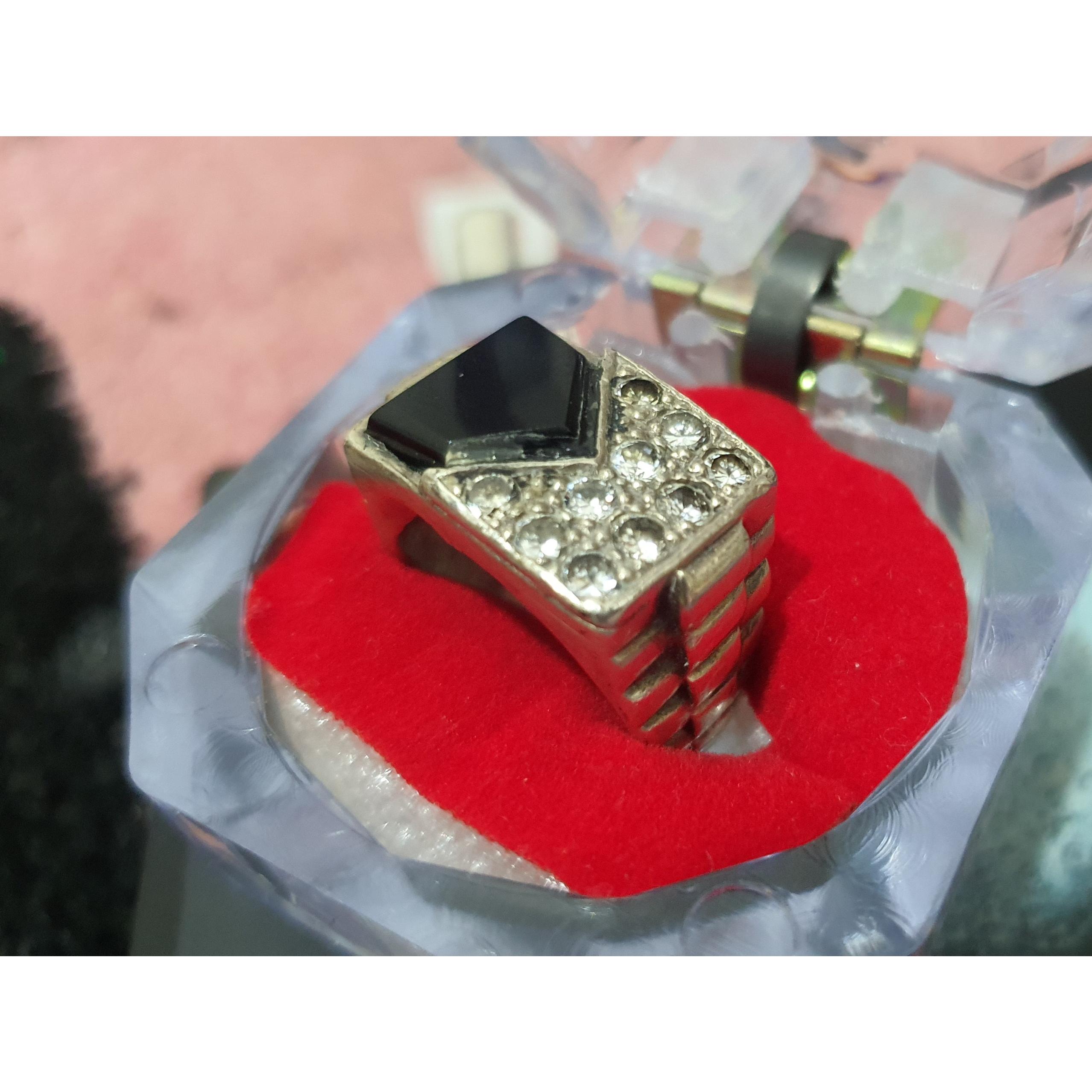 انگشتر نگین اتمی