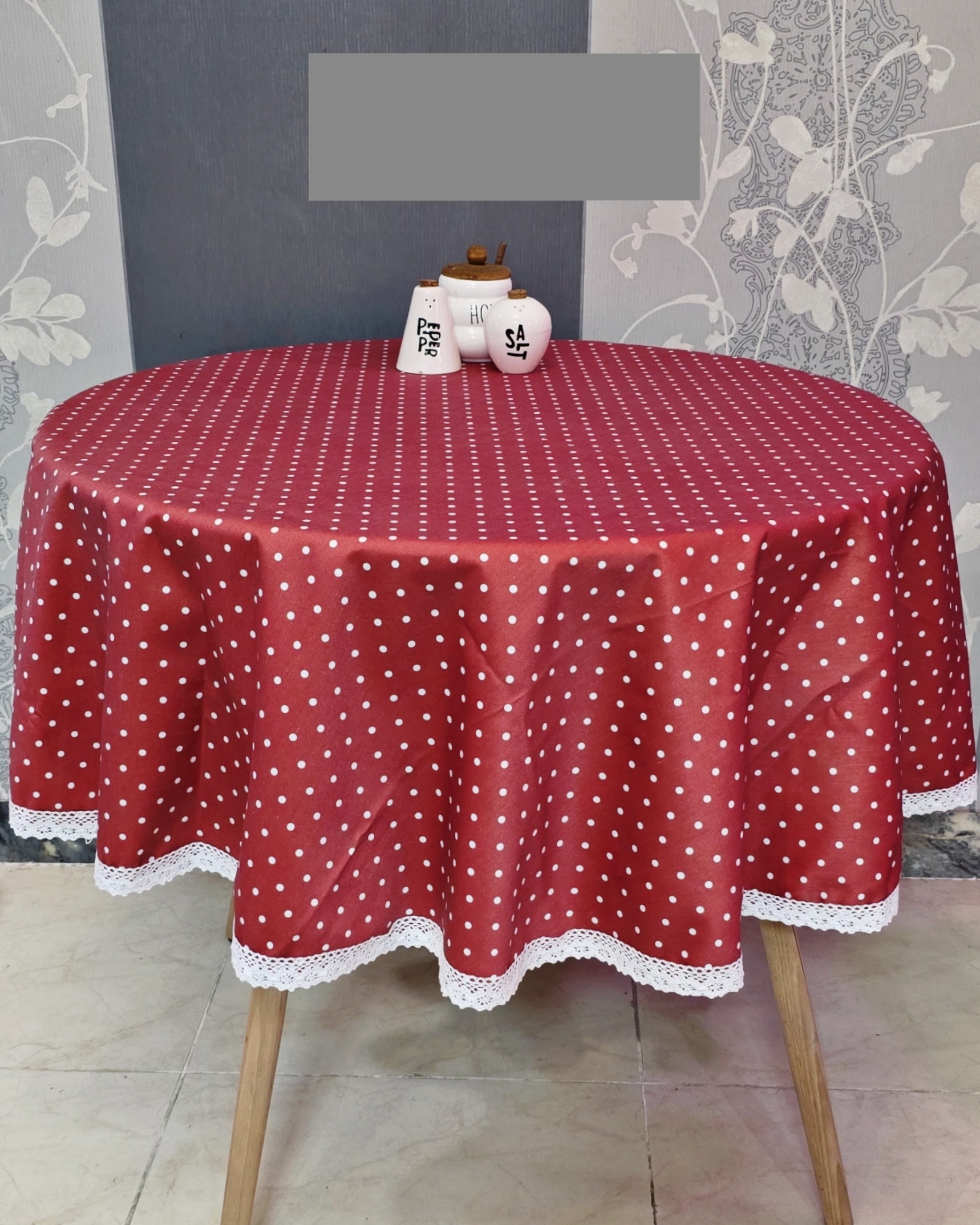 رومیزی طرح خال خال قرمز