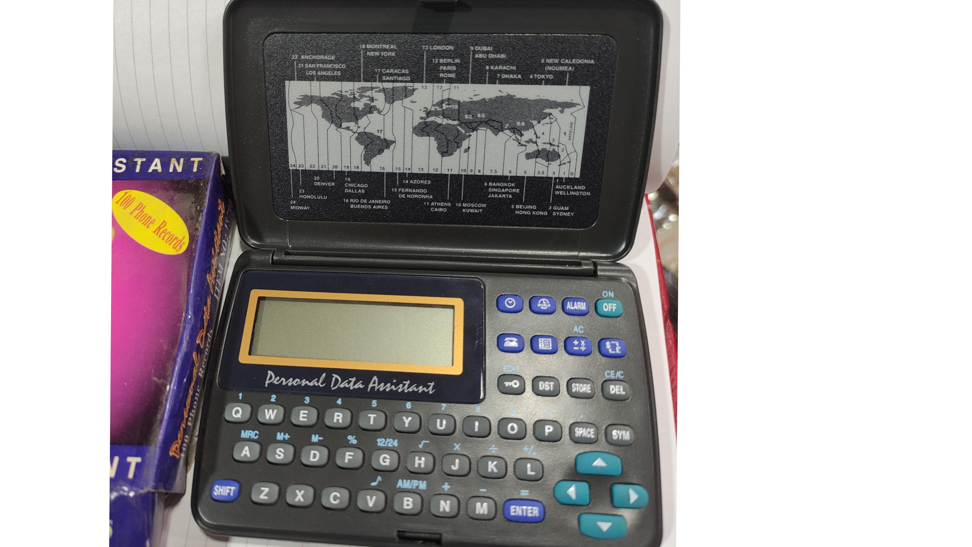 کامپیوتر قدیمی با جعبه