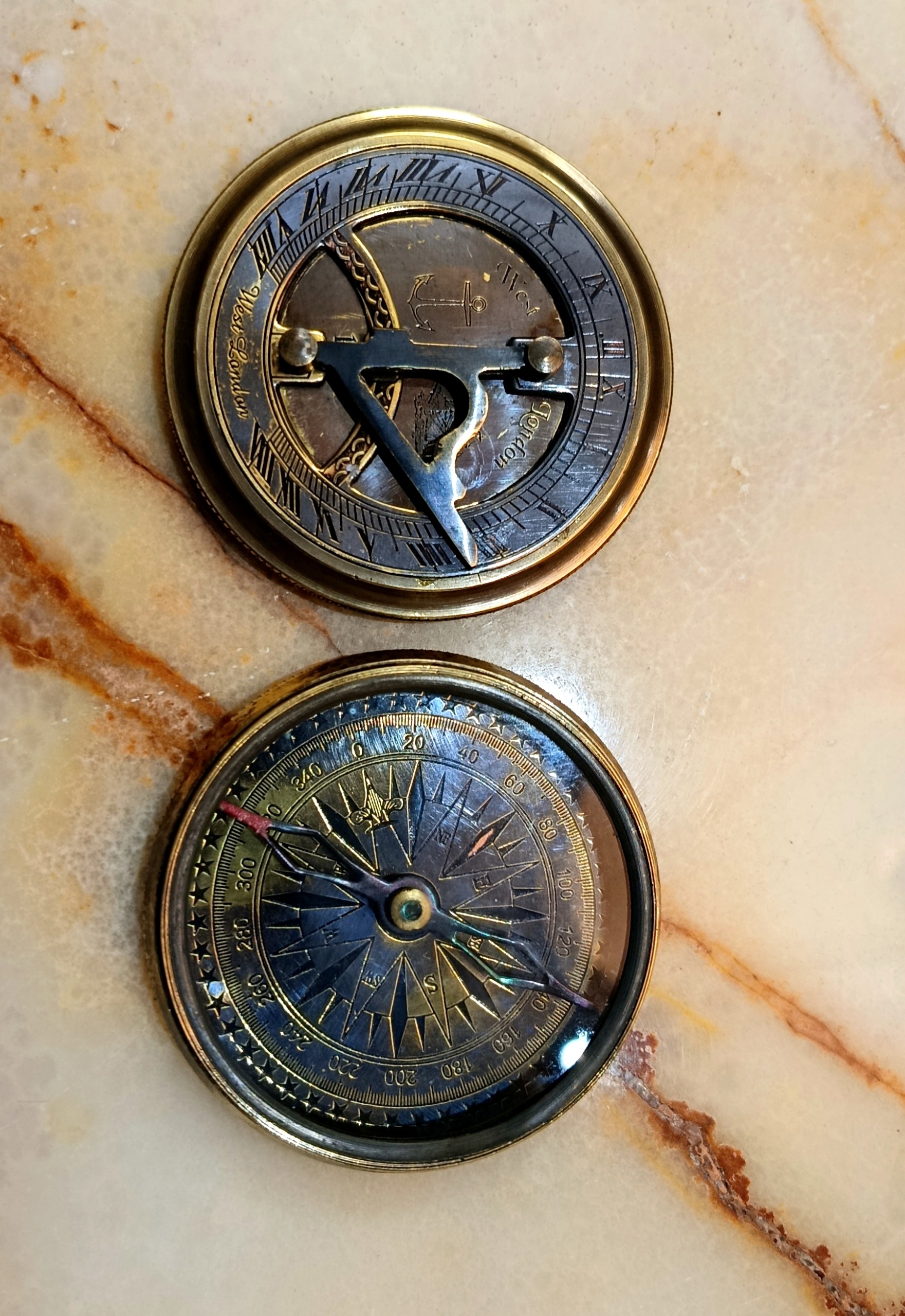 قطب نما و ساعت خورشیدی برنز آنتیک مارکدار وارداتی