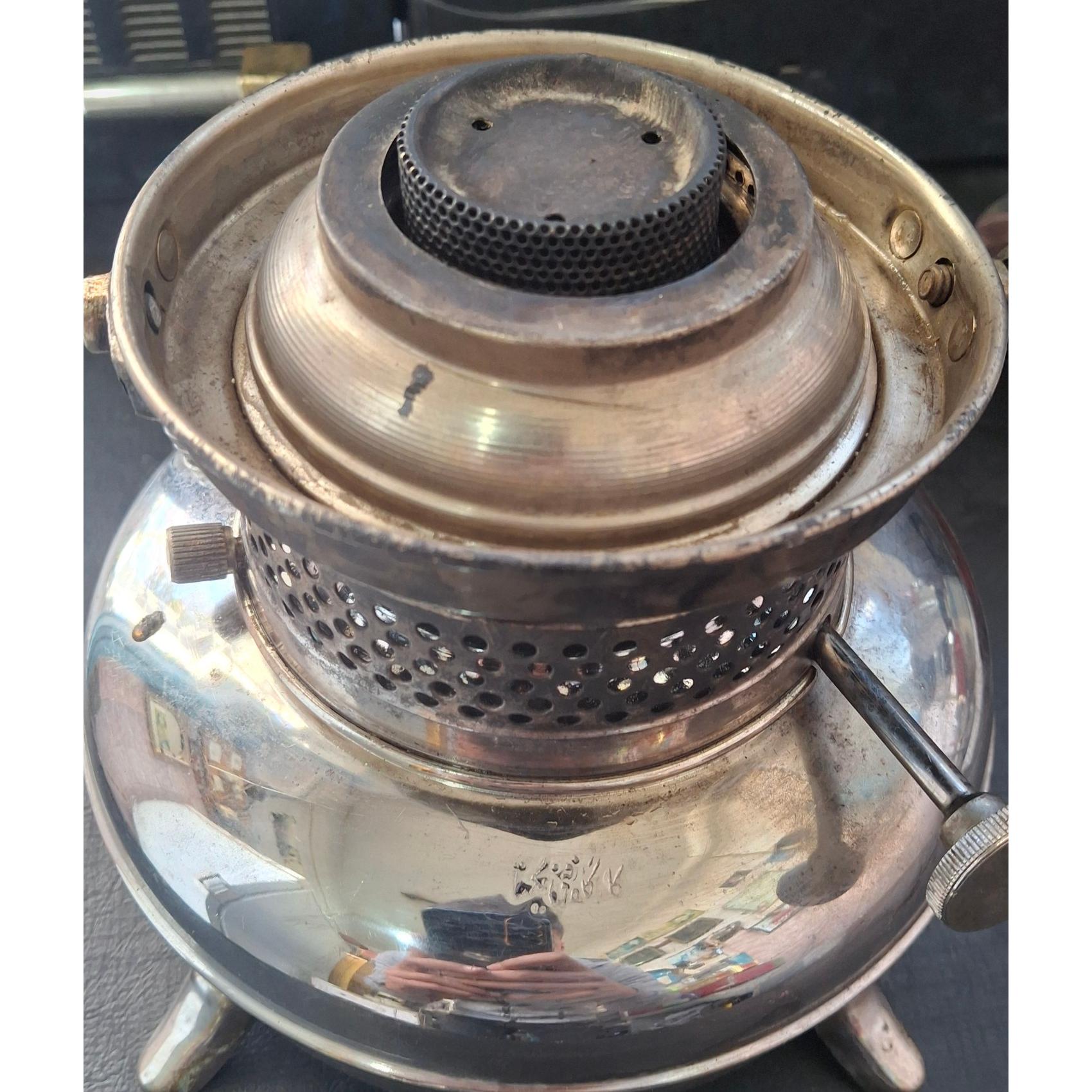 مخزن سماور نفتی قدیمی در حال روشن