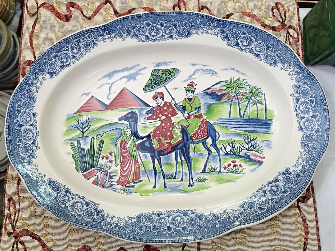 دیس قدیمی تاجر و پیرزن رهگذر