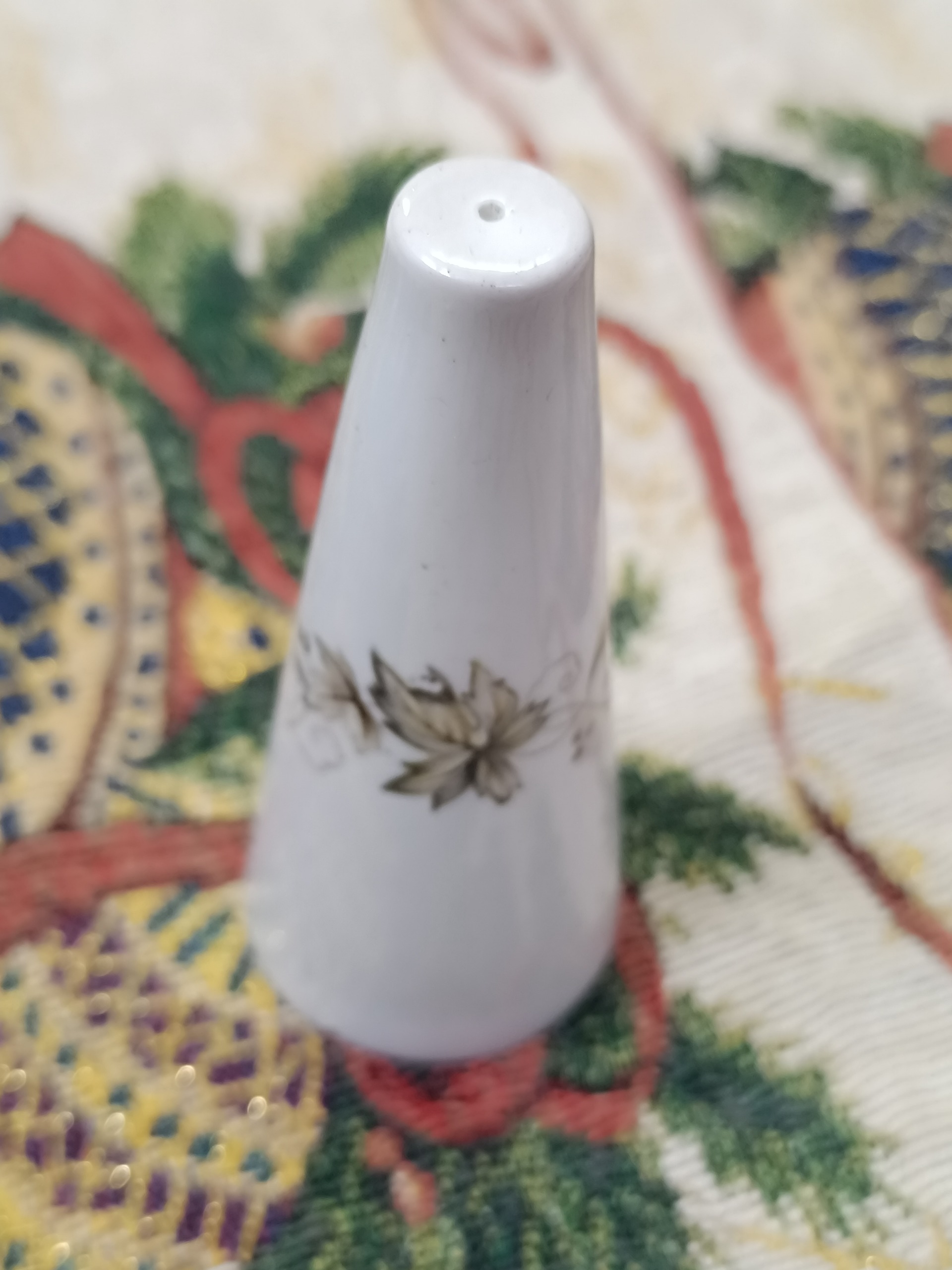 نمکدان چینی قدیمی مخروطی