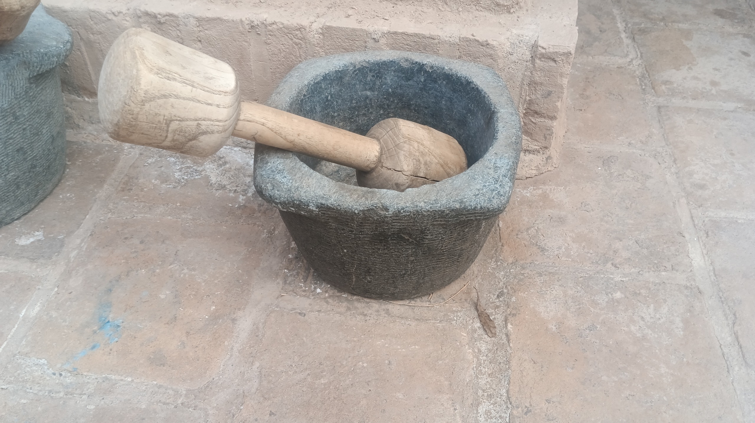 دو عدد هاون سنگی قدیمی با دسته