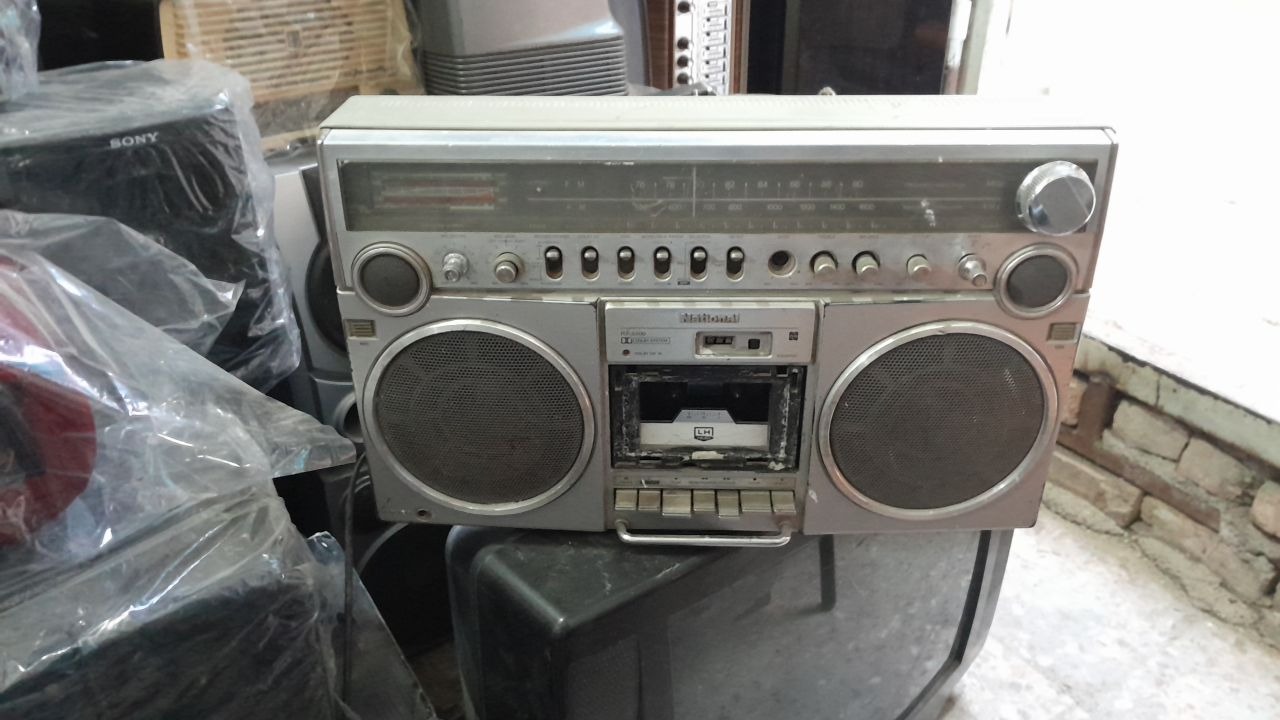 رادیو و ضبط قدیمی خاموش