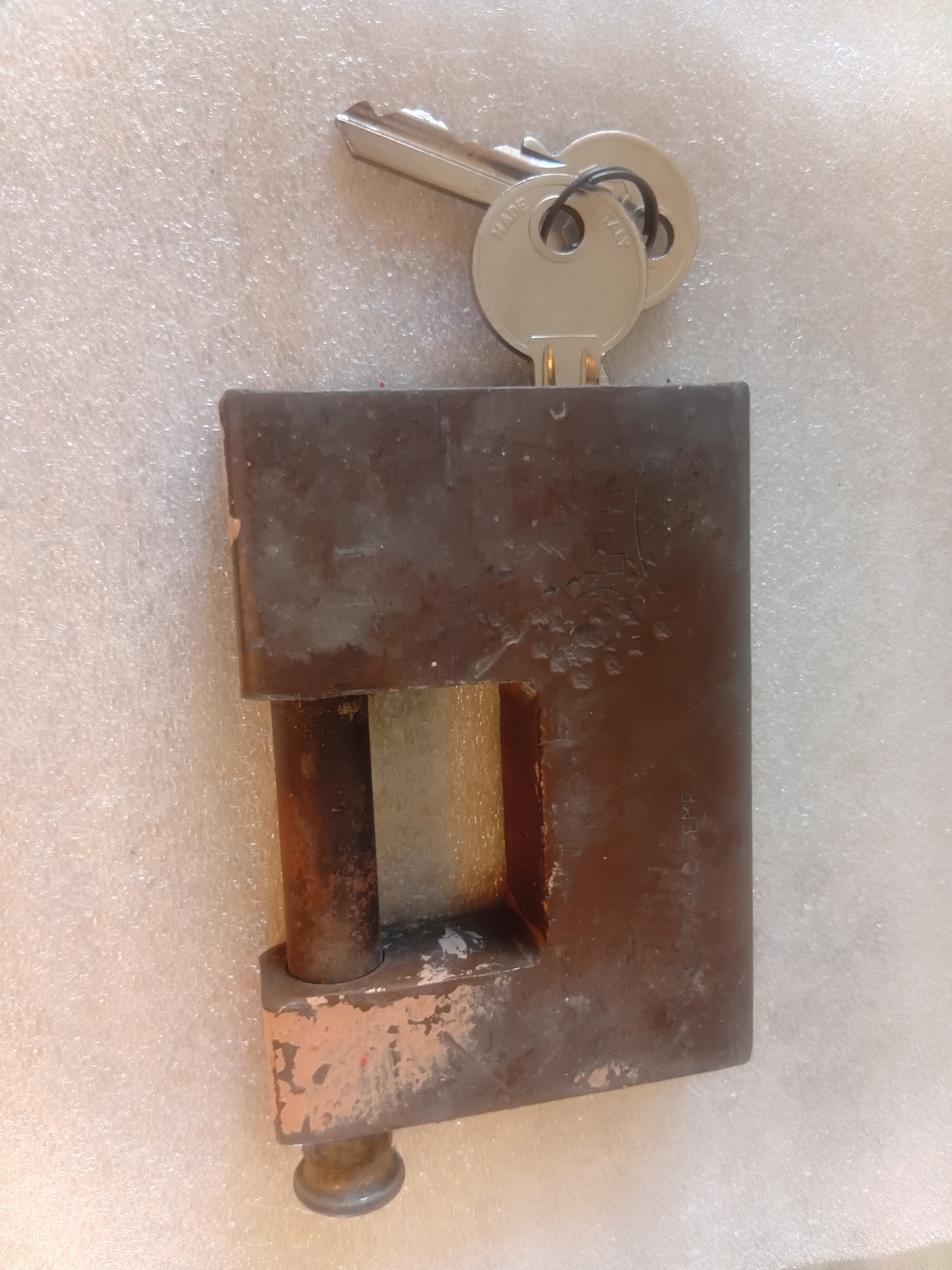 قفل وکلید قدیمی کاملا سالم به همراه 2 عدد کلید