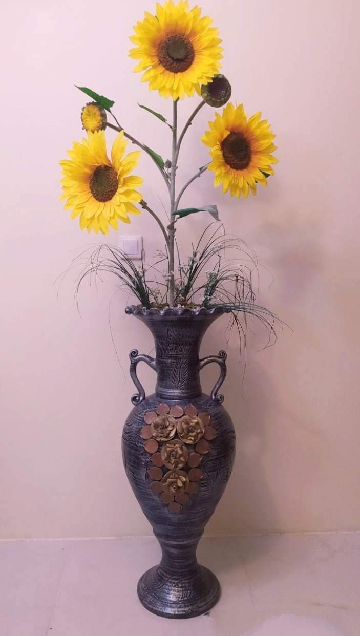 گلدان با گل های مصنوعی آفتابگردان