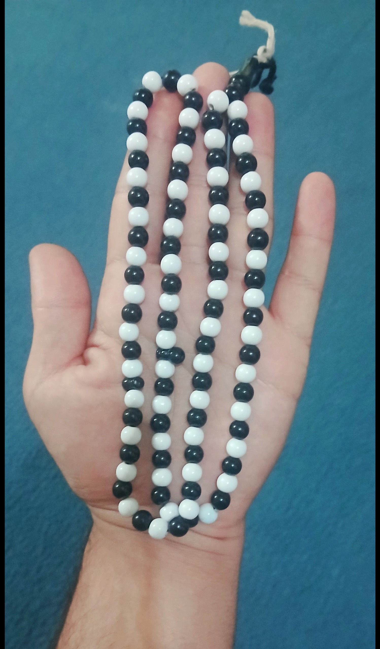 تسبیح 101دانه سفید مشکی با کیفیت