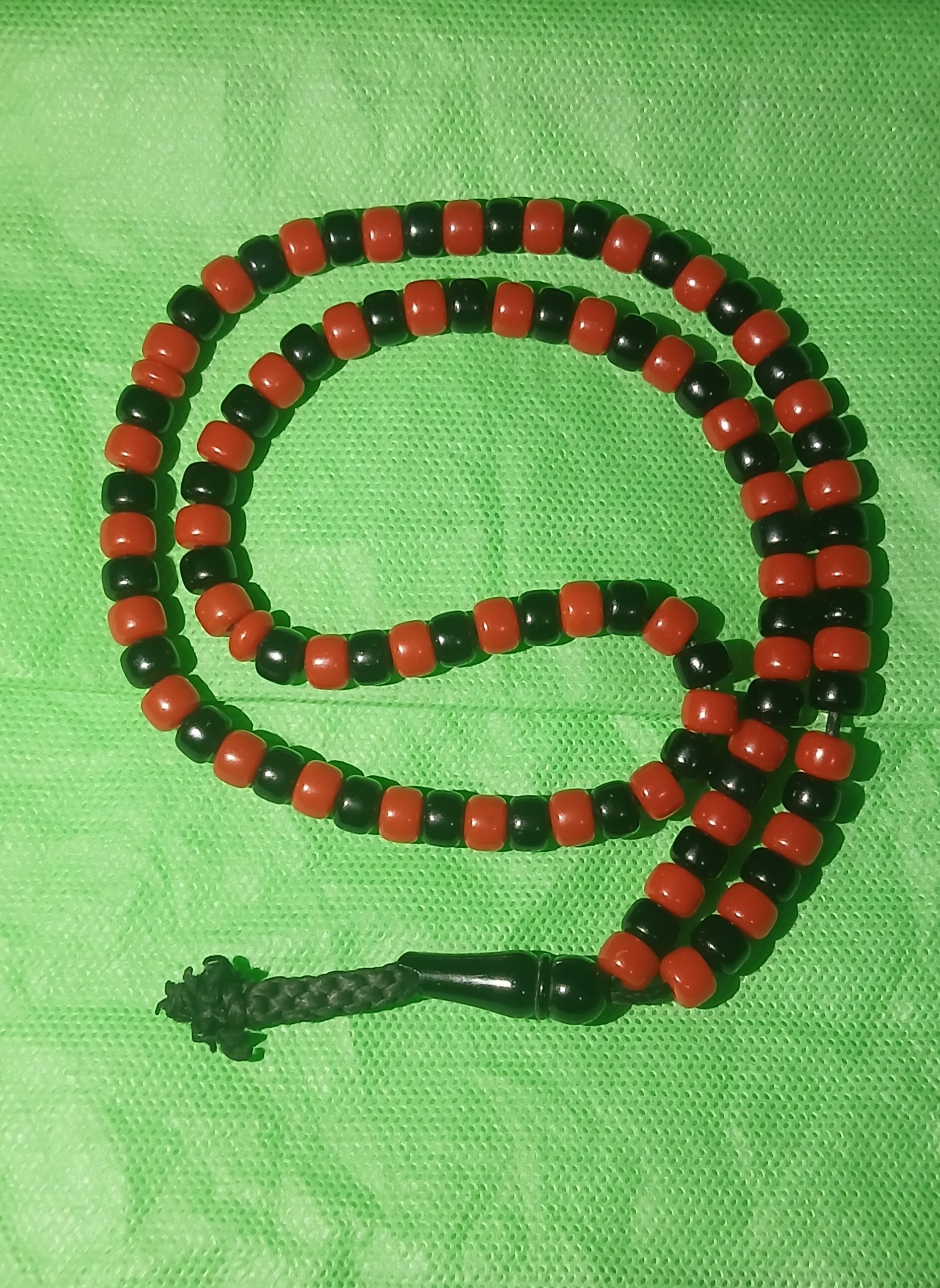 تسبیح مشکی قرمز با کیفیت