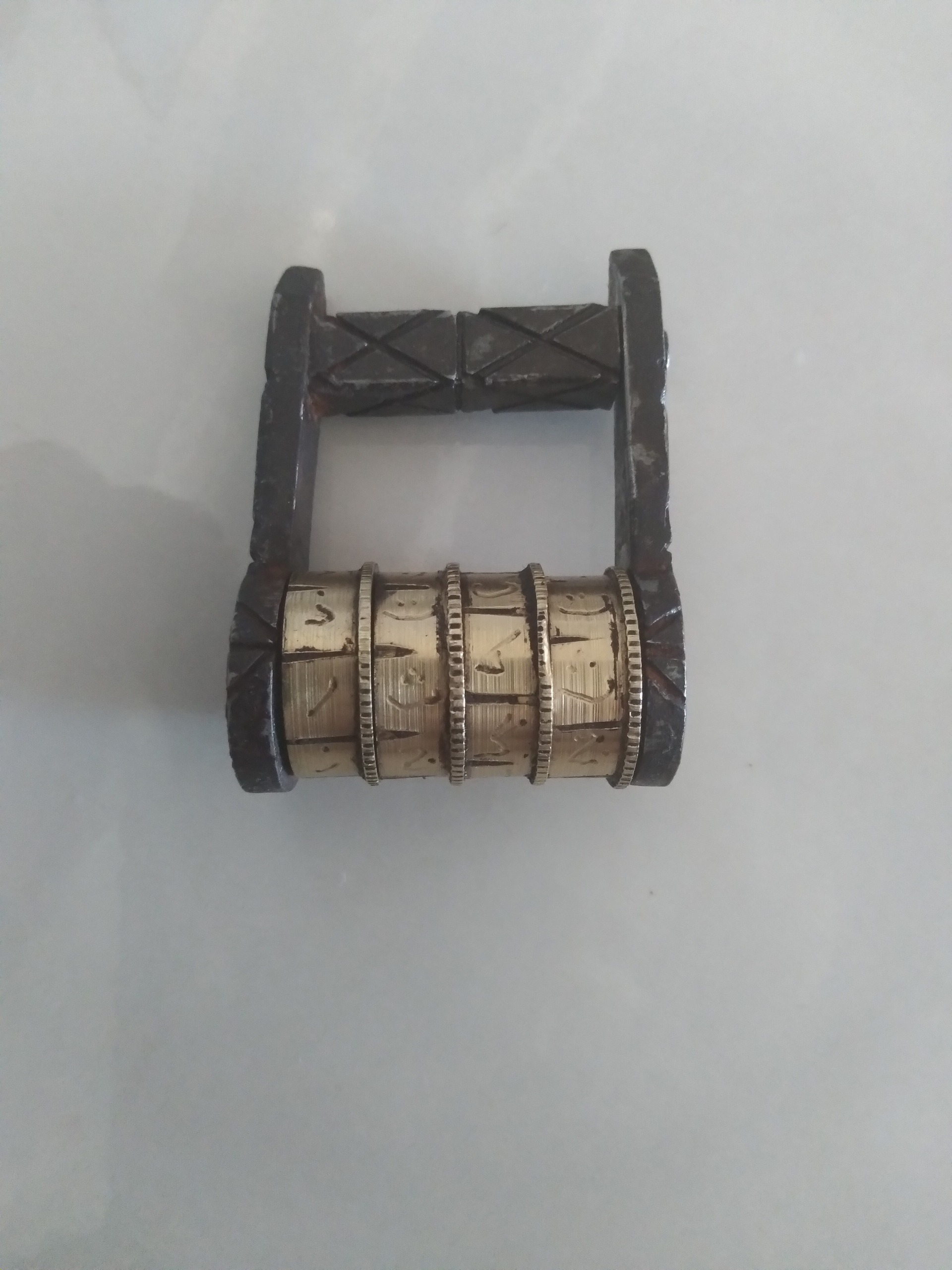 قفل رمز دار قدیمی