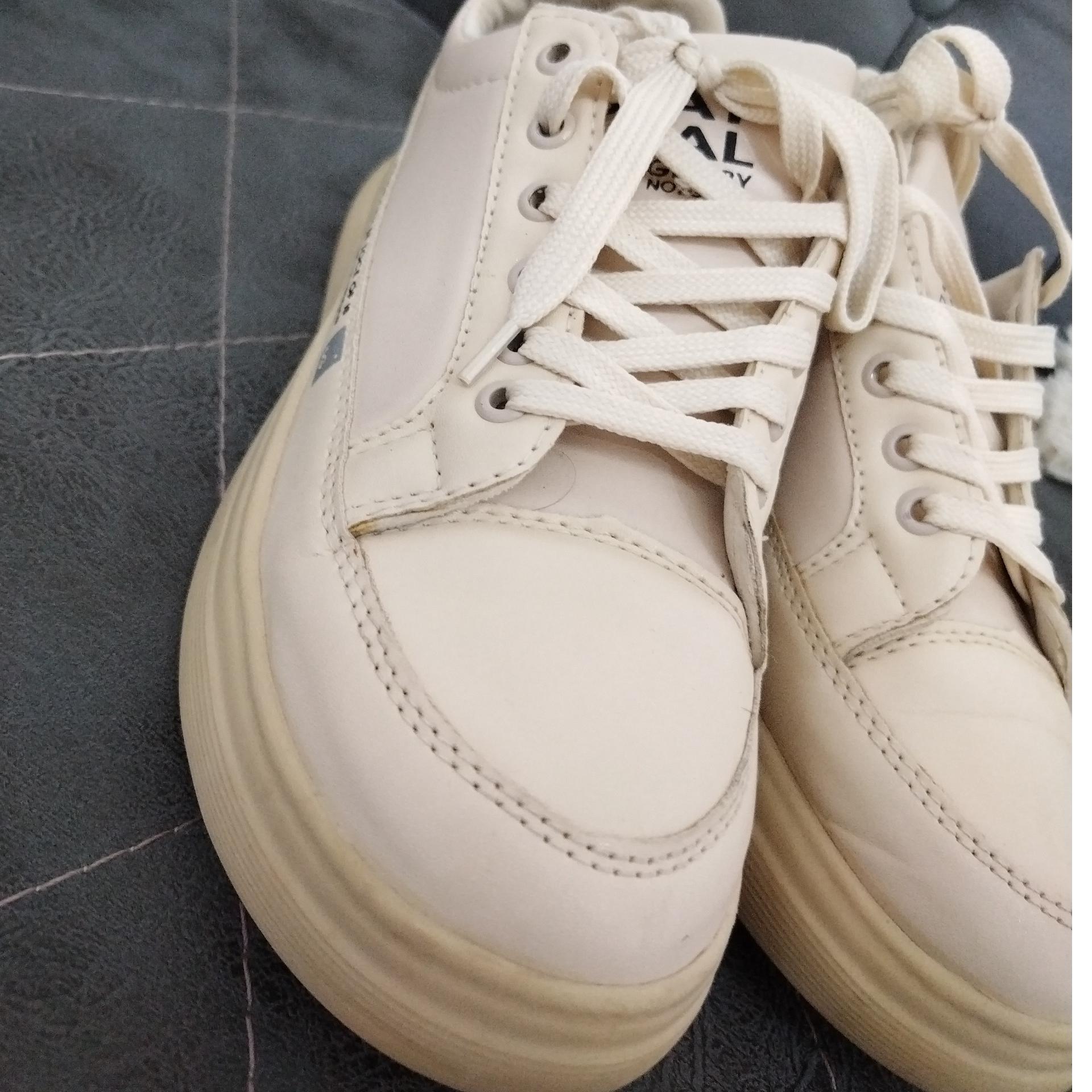 کفش کتونی کرم