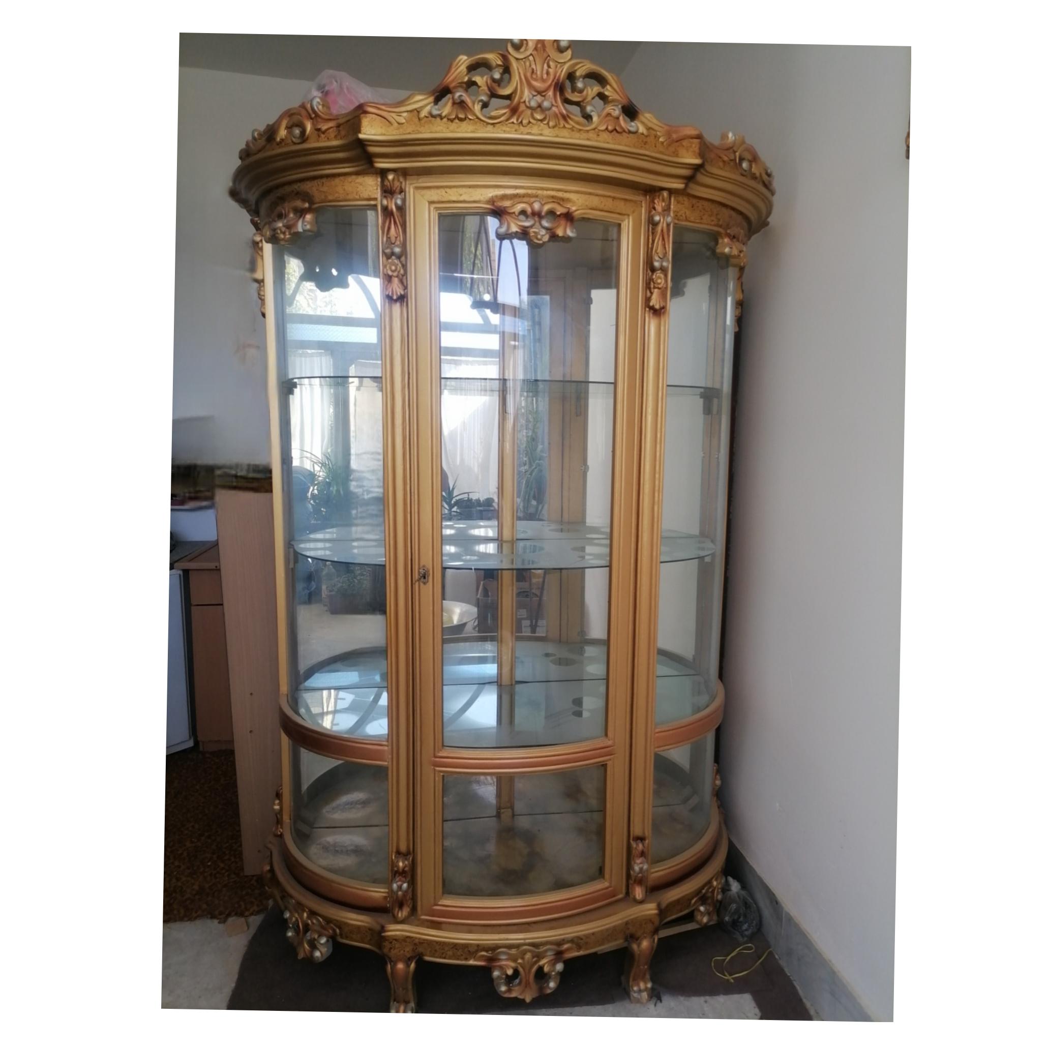 ویترین بزرگ و جادار