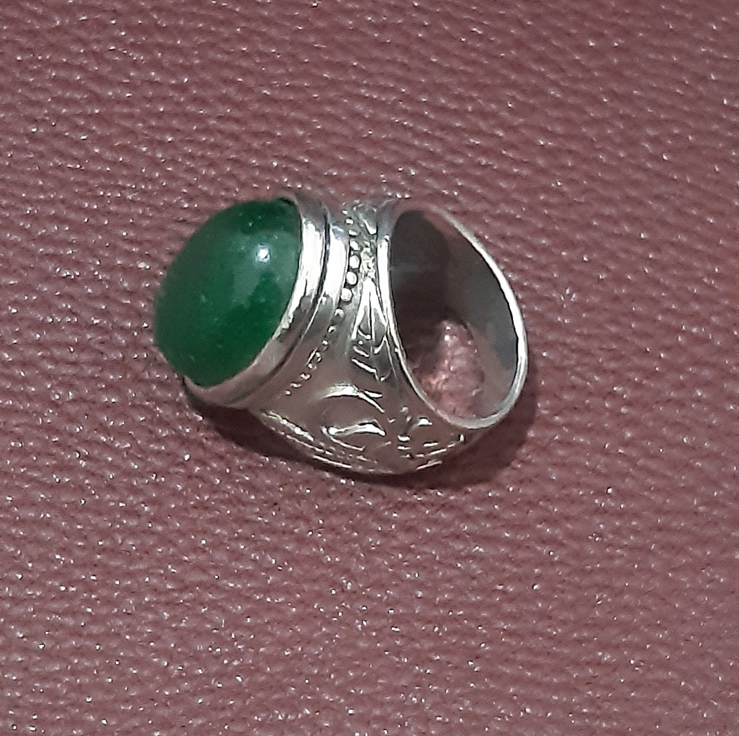 انگشتر غول پیکر یشم