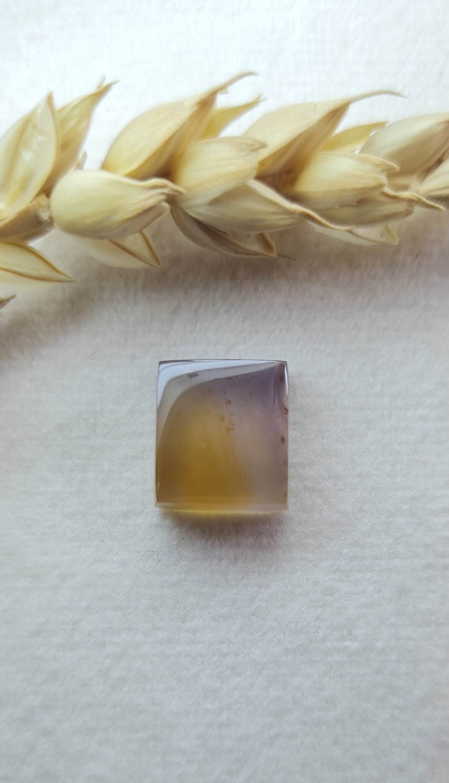نگین عقیق دورنگ خرمایی و سوسنی