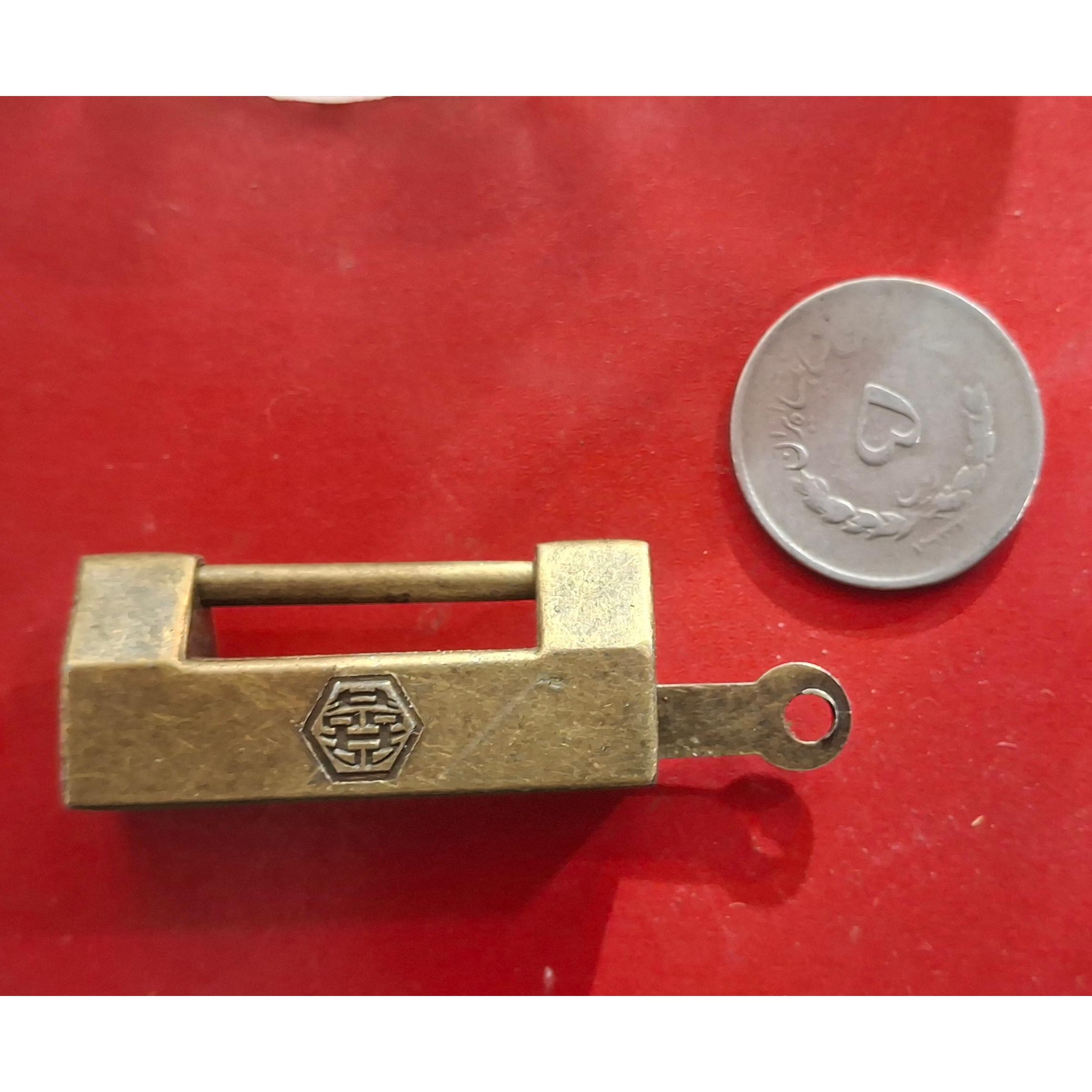 قفل قدیمی برنجی