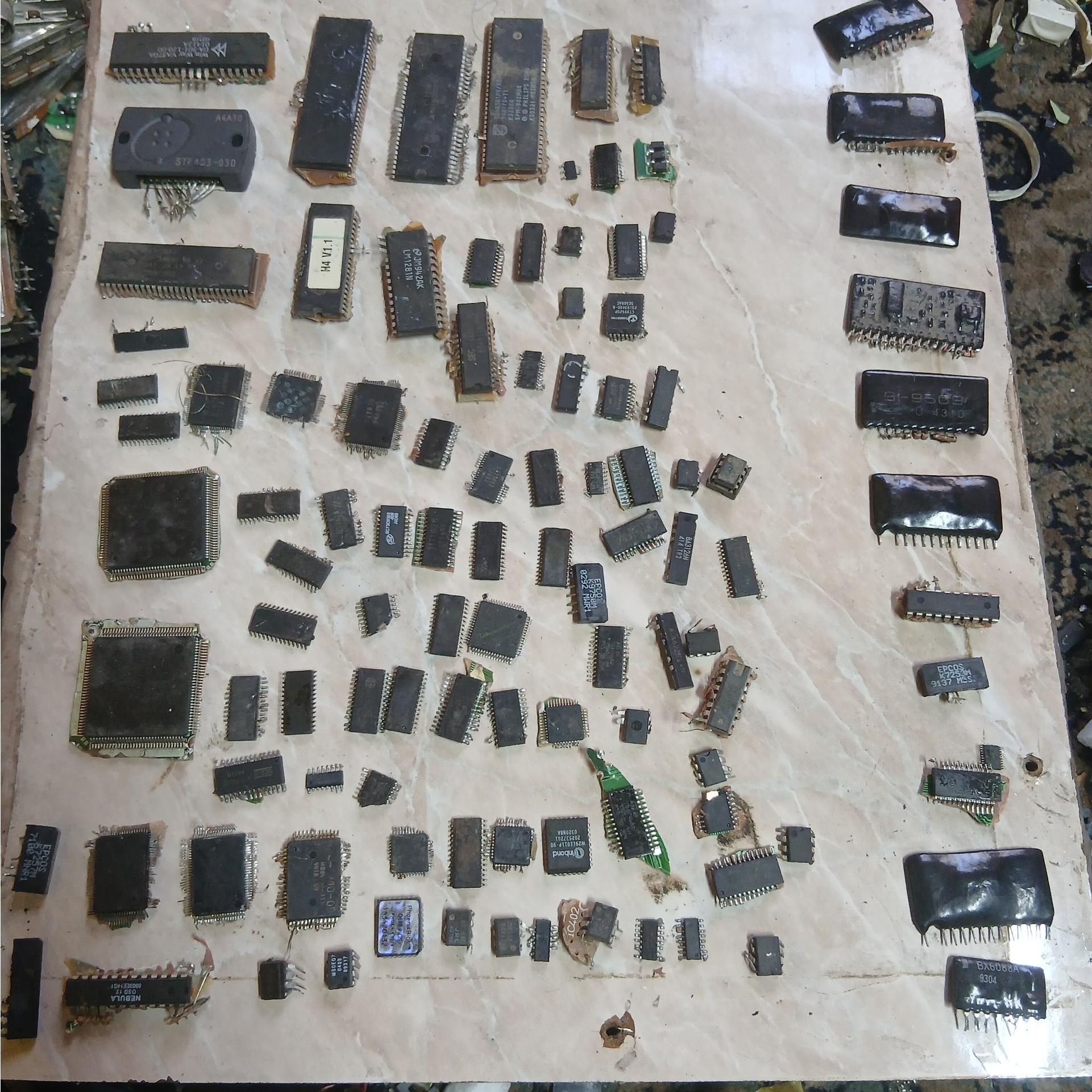 200گرم ایسی مربع و خرچنگی درهم