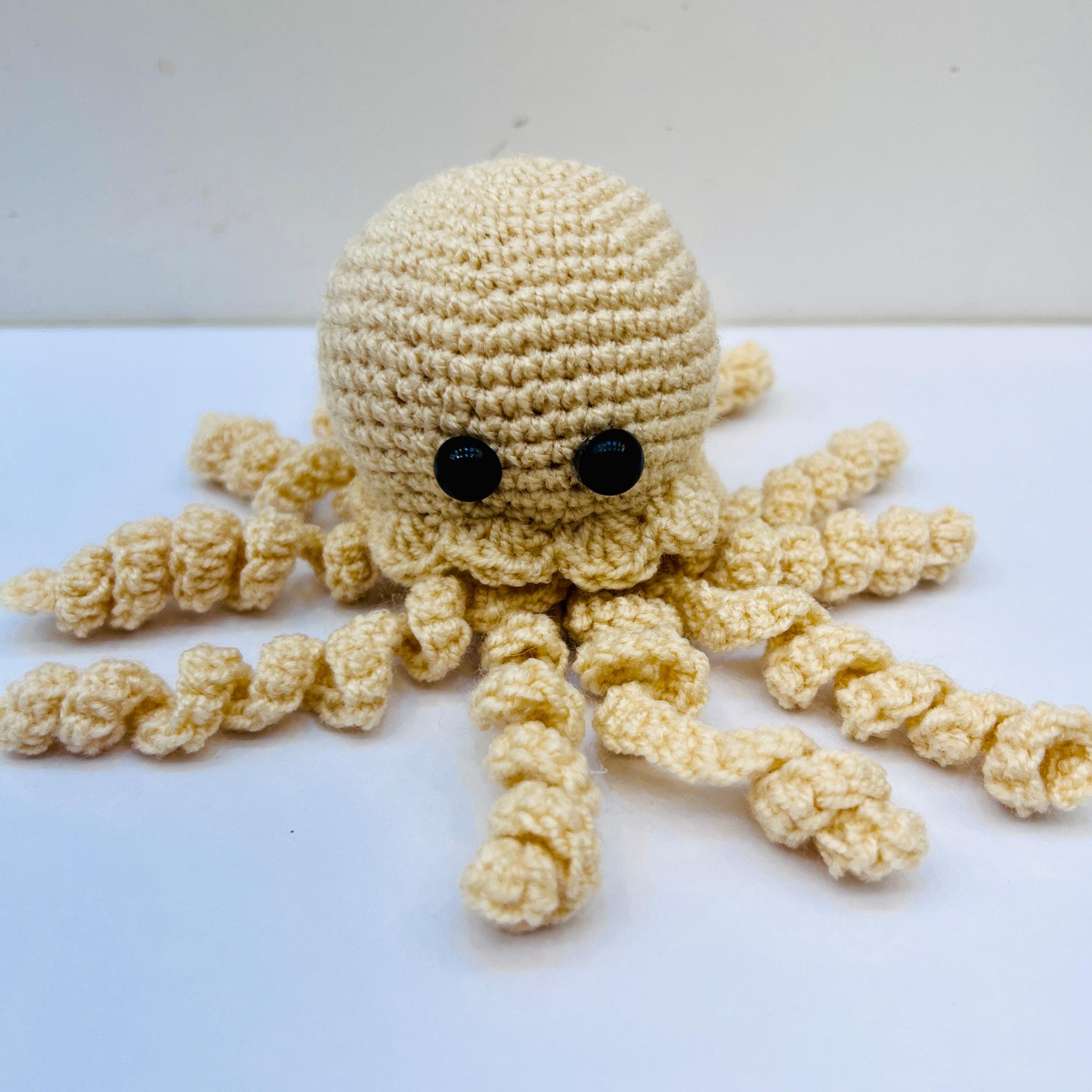 عروسک بافتنی عروس دریایی رنگ کرم