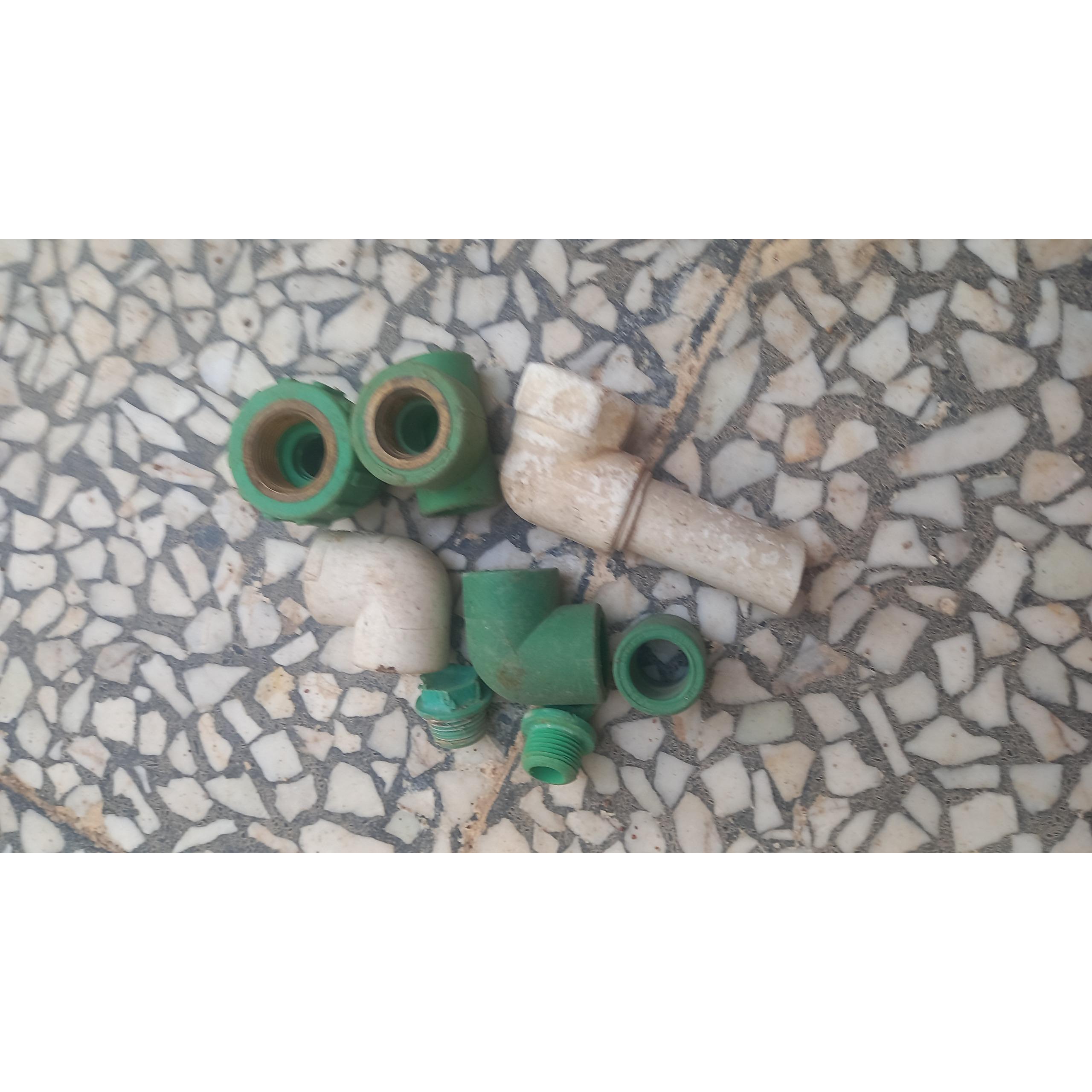 تعدادی اتصال لوله سبز