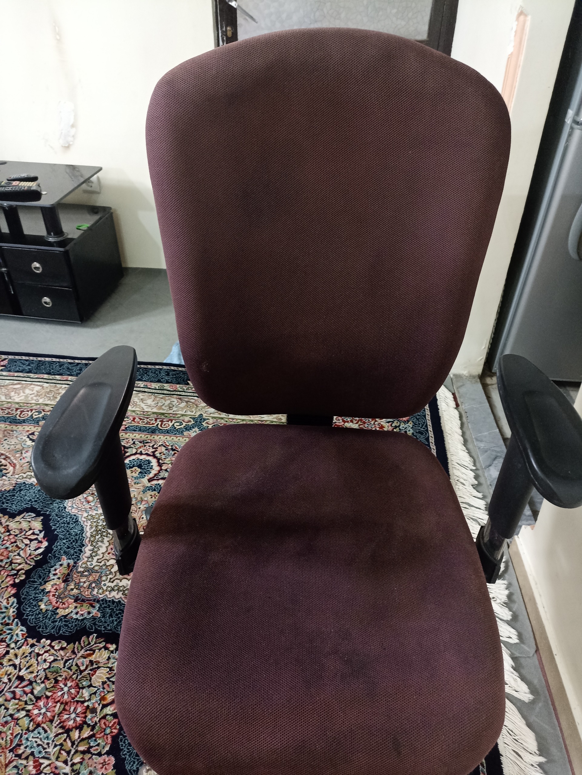 صندلیشرکتی چرخدار سالم تمیز