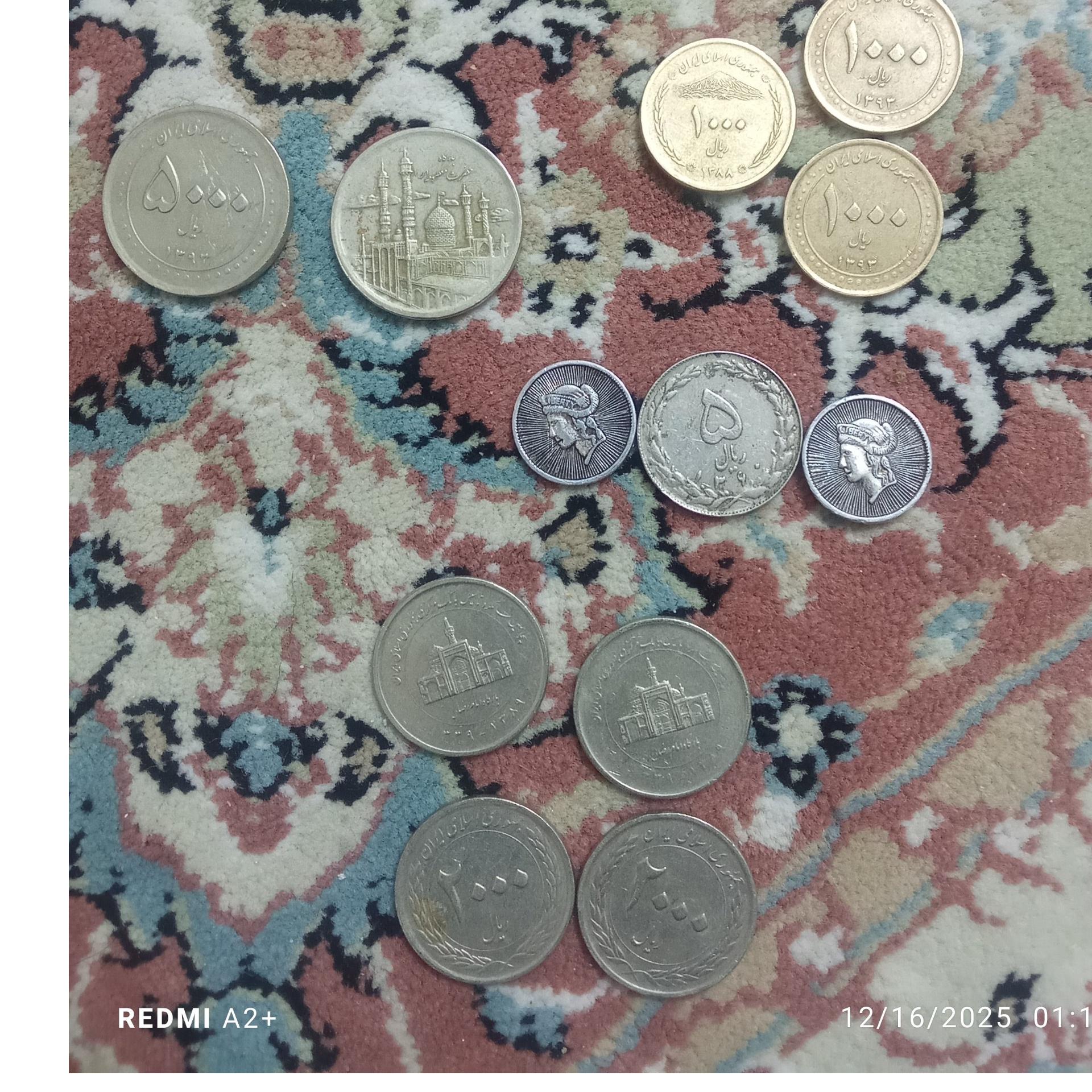 چند تا سکه و دکمه قدیمی