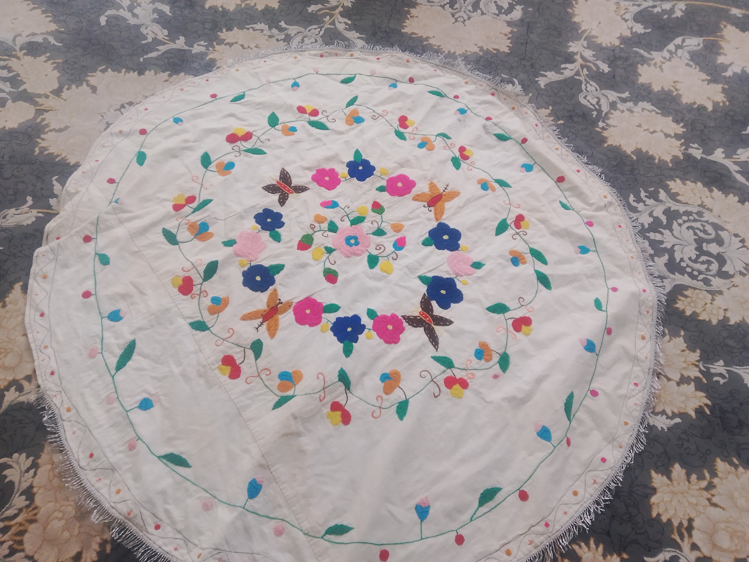 رومیزی قدیمی گلدوزی شده بسیارزیبا