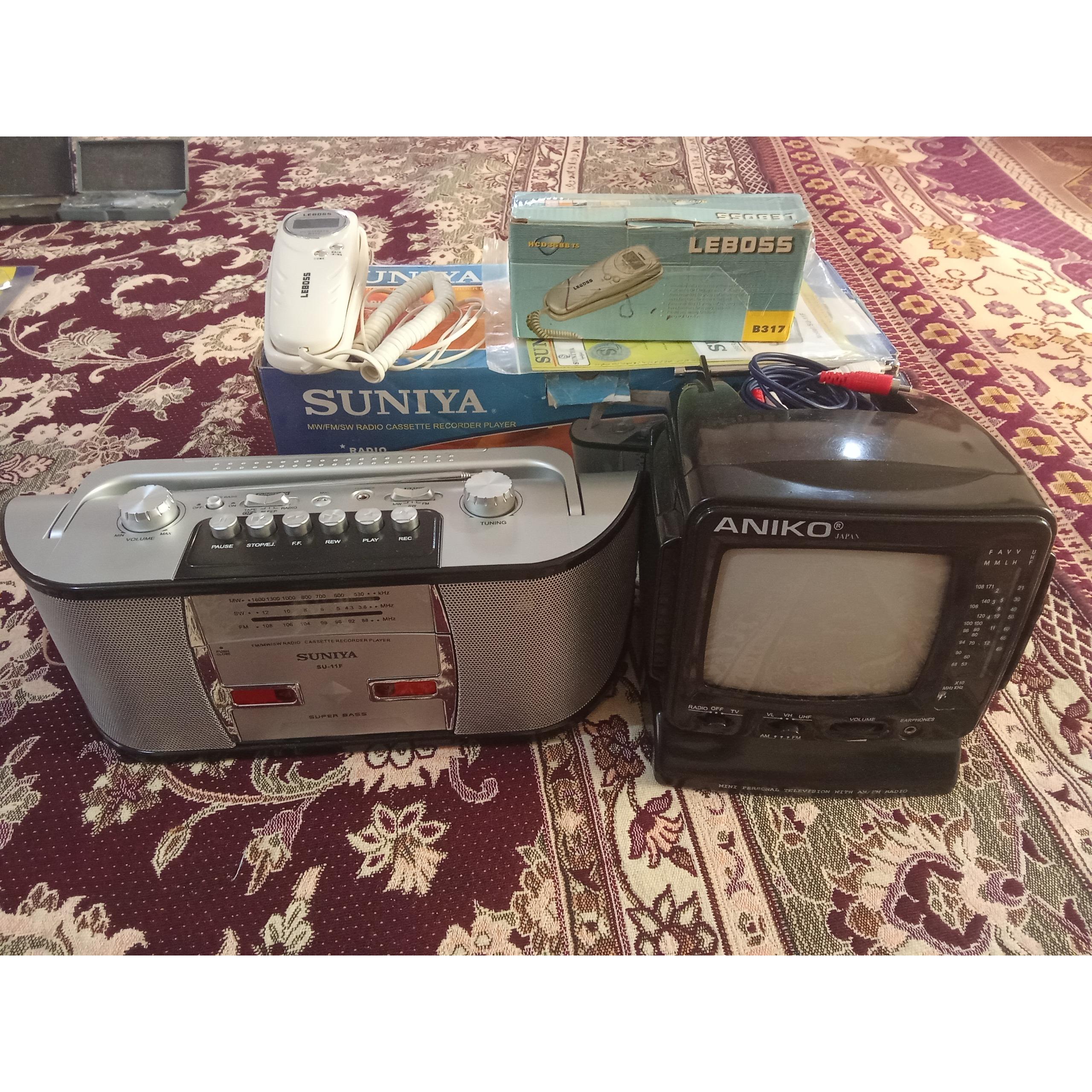 تلویزیون و ضبط کاستی و تلفن دیواری