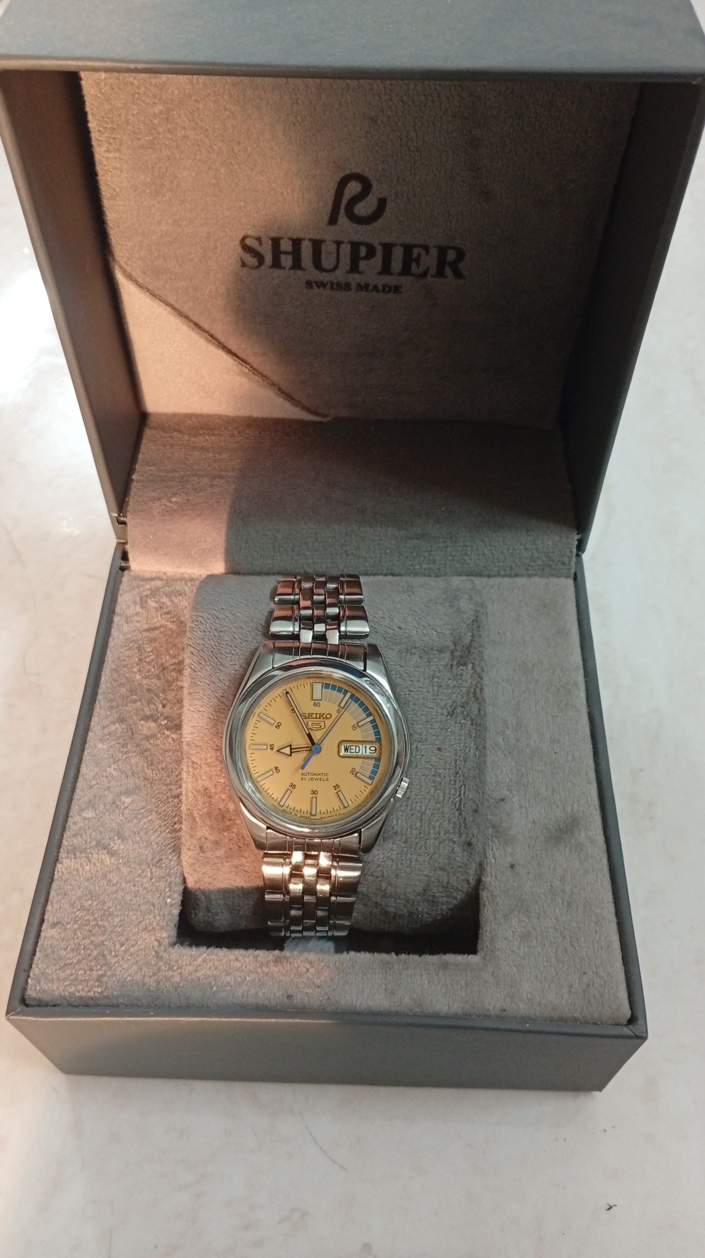 ساعت سیکو پنج پشت شیشه پرچمی