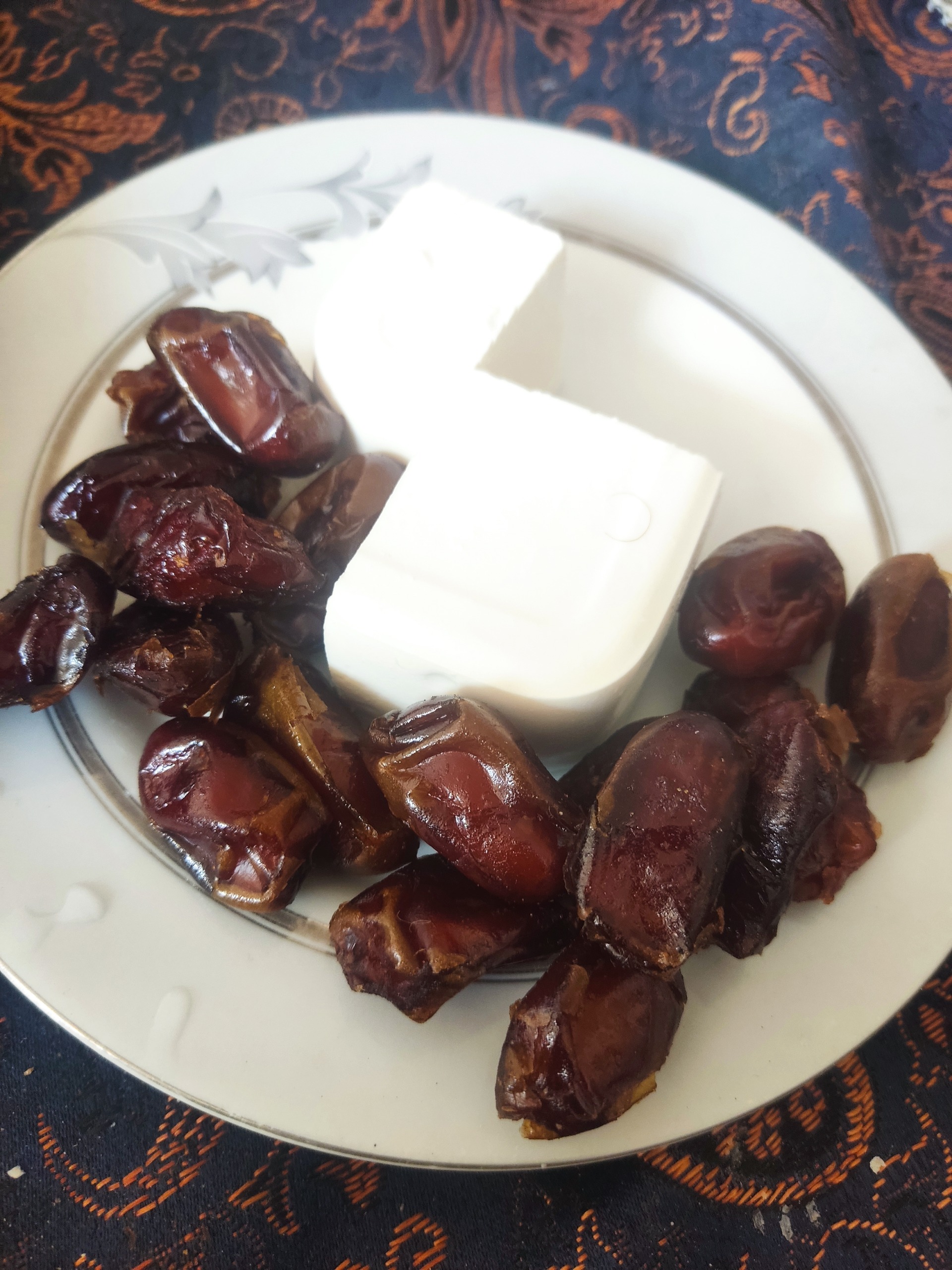 خرمای شیره دار تازه. پک سه کیلو