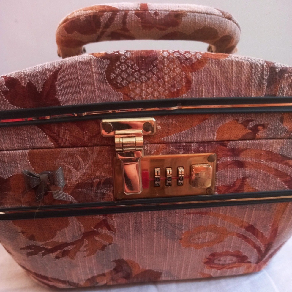 کیف لوازم آرایشی قفل دار